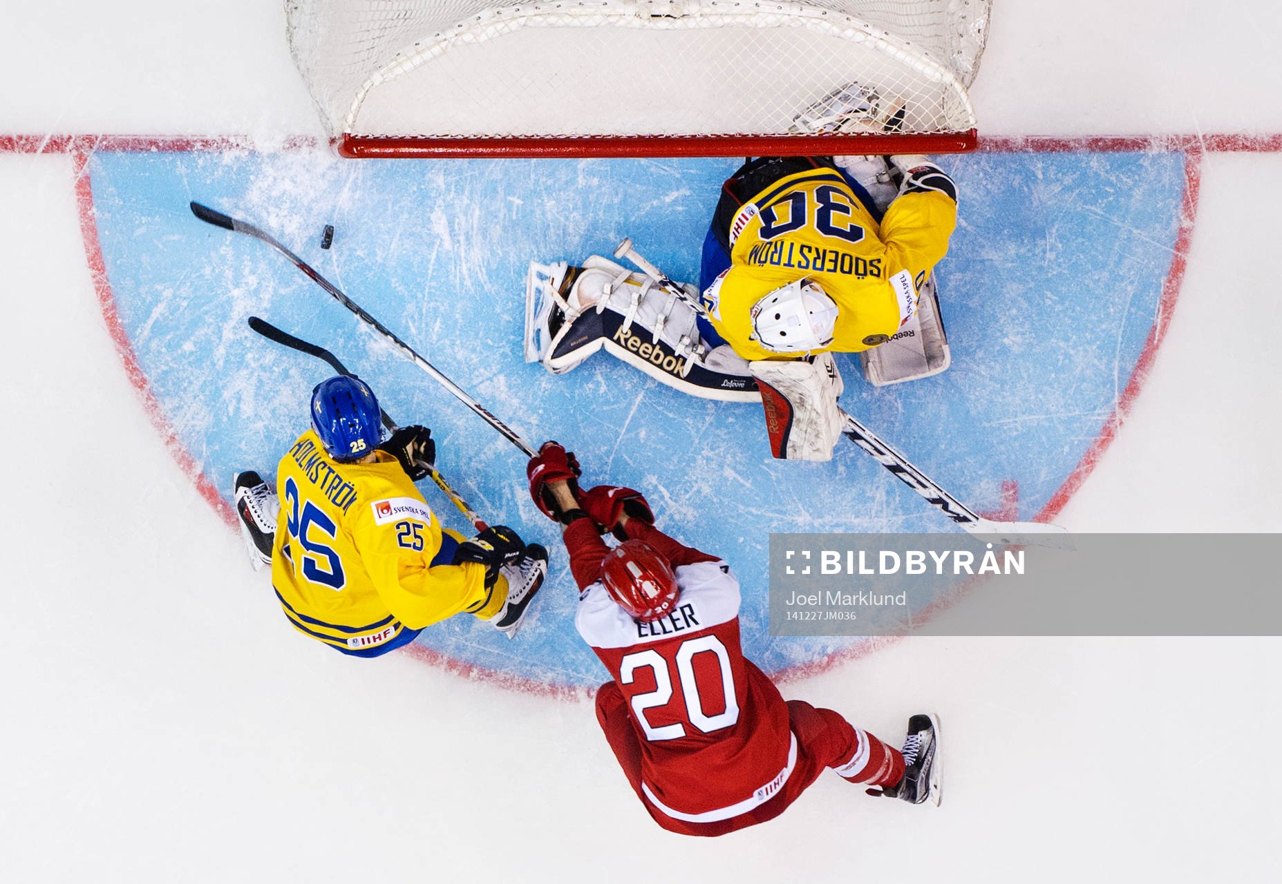 Sveriges Axel Holmström rensar undan pucken på mållinjen