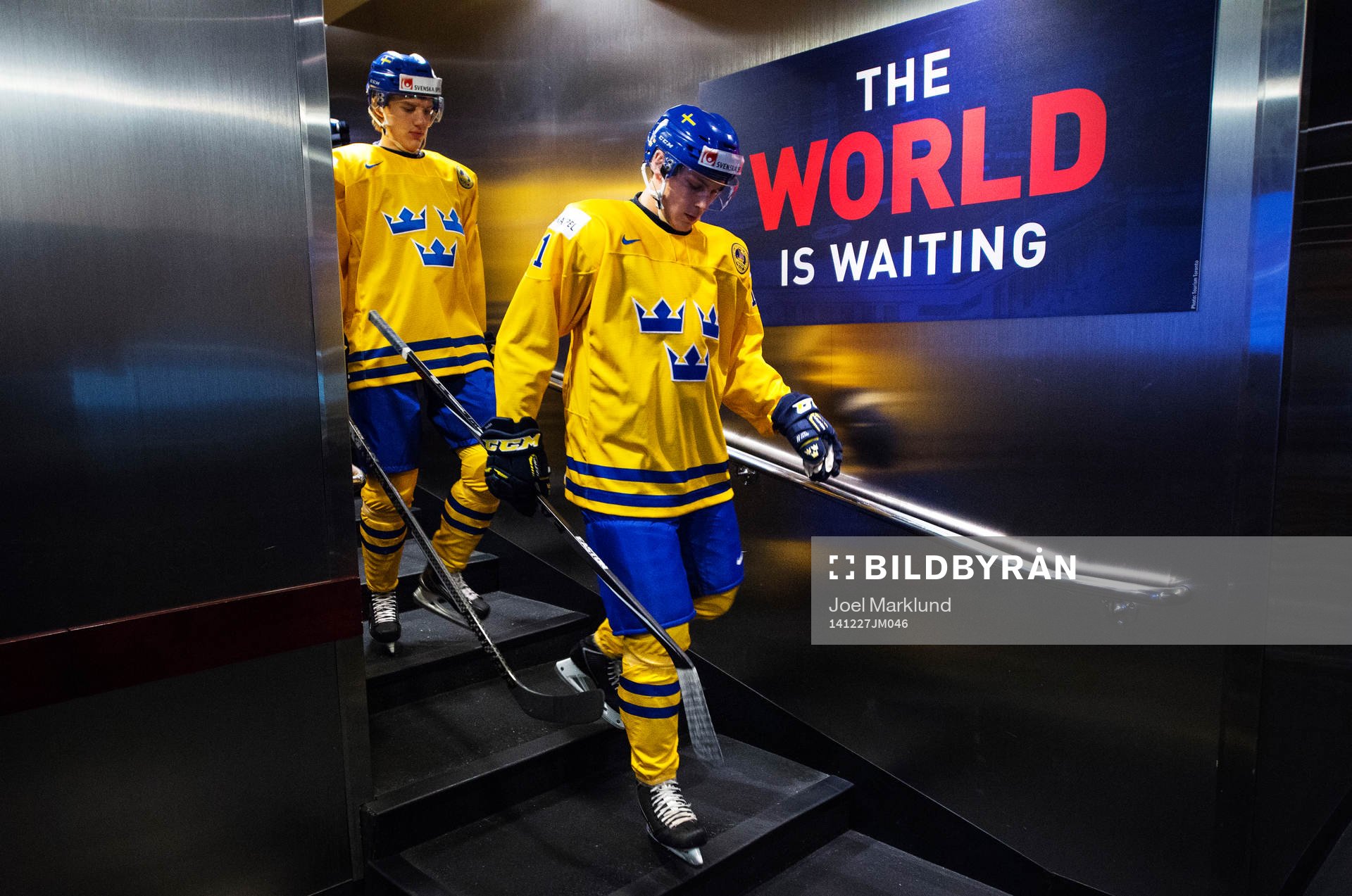 Sveriges Oskar Lindblom och Anton Blidh på väg ut till