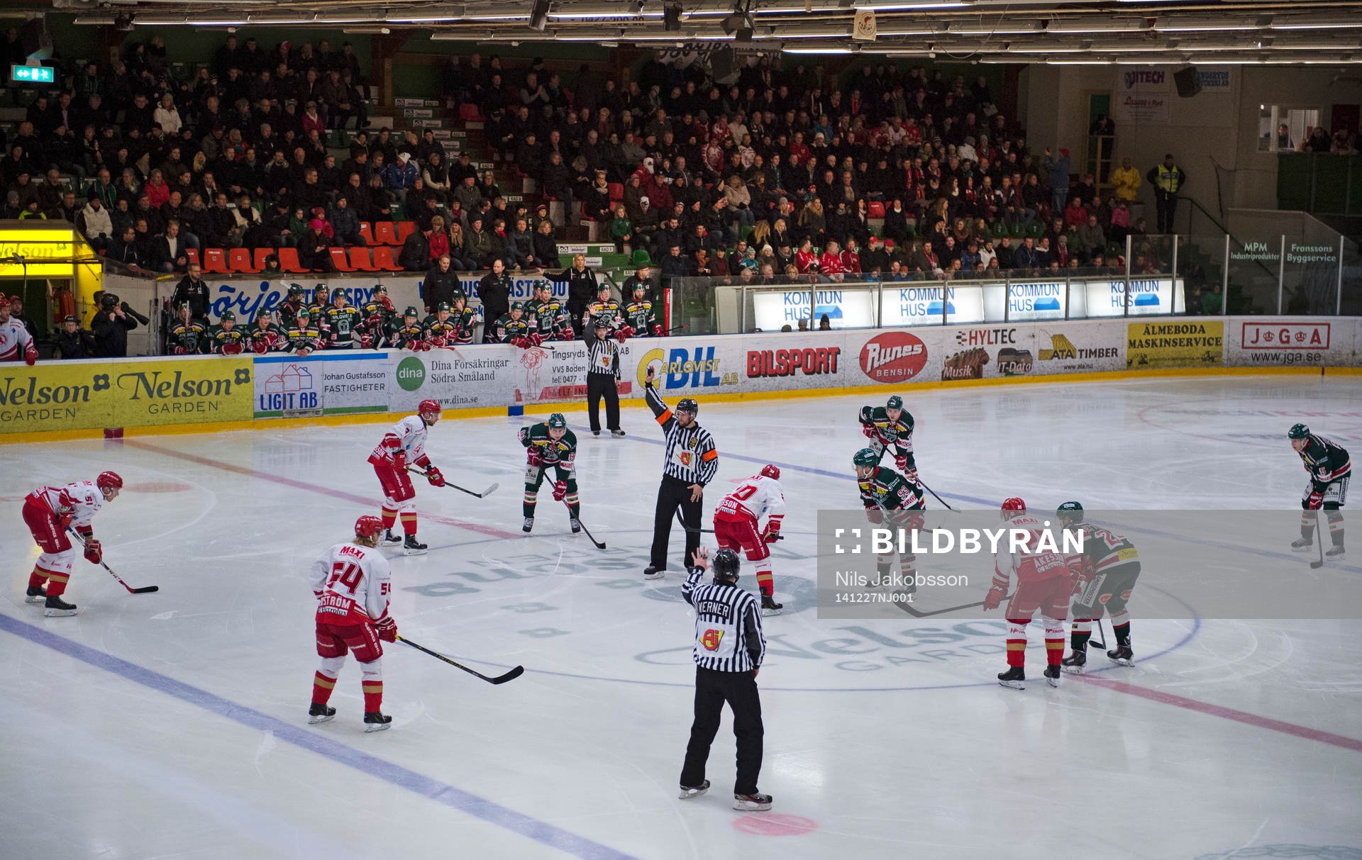 Läktaren är välfylld vid nedsläpp av ishockeymatchen i