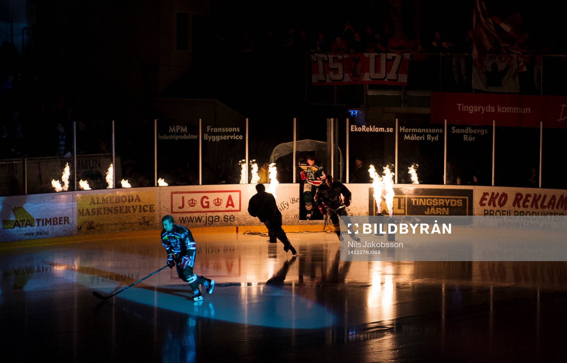 Tingsryds spelare gör entre innan ishockeymatchen i