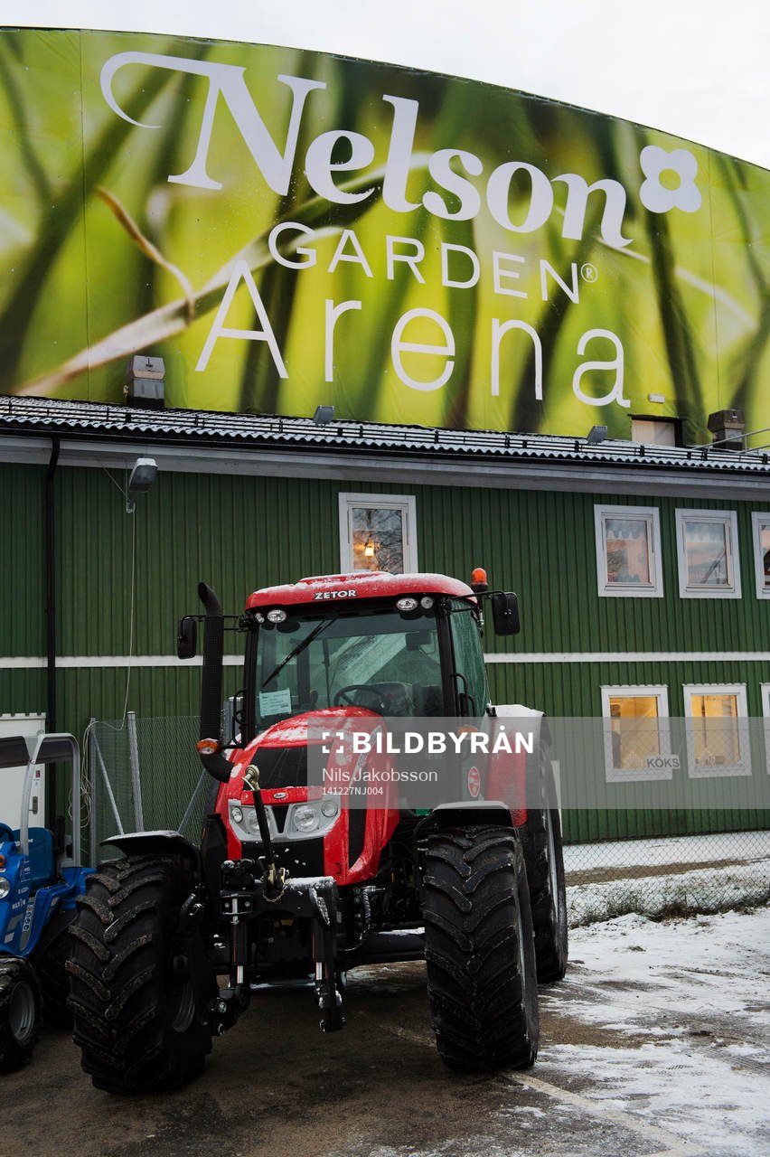En traktor står parkerad utanför Nelson Garden Arena