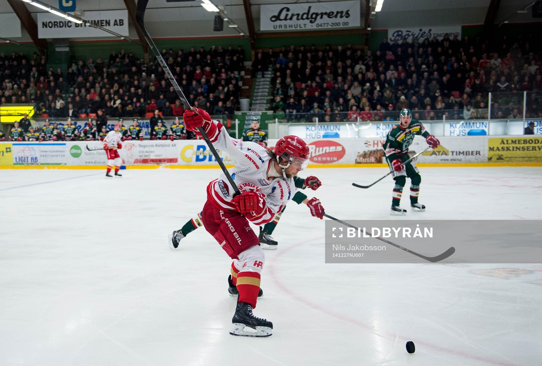 Troja Ljungbys Tobias Törnkvist skjuter ett skott