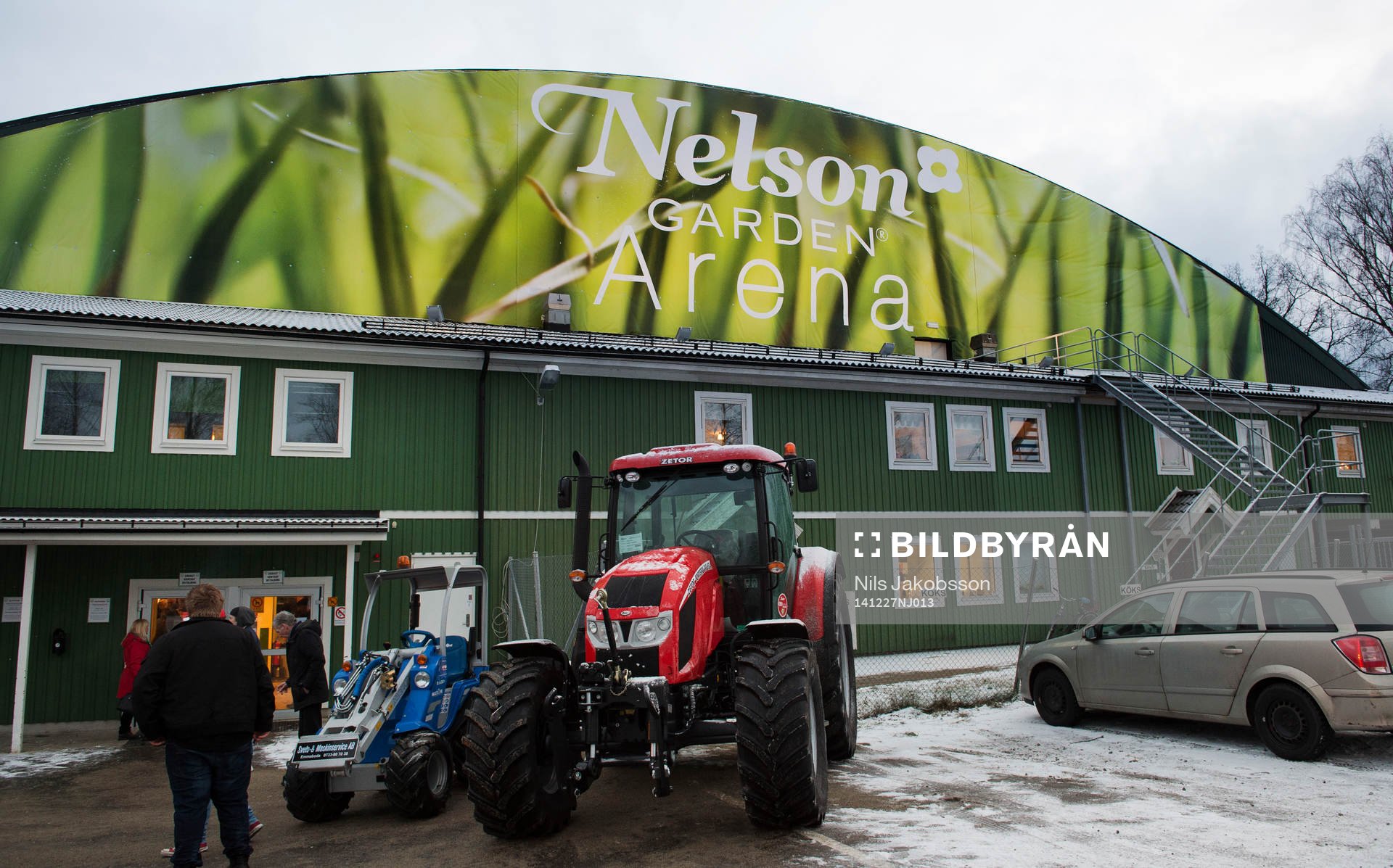 En traktor står parkerad utanför Nelson Garden Arena