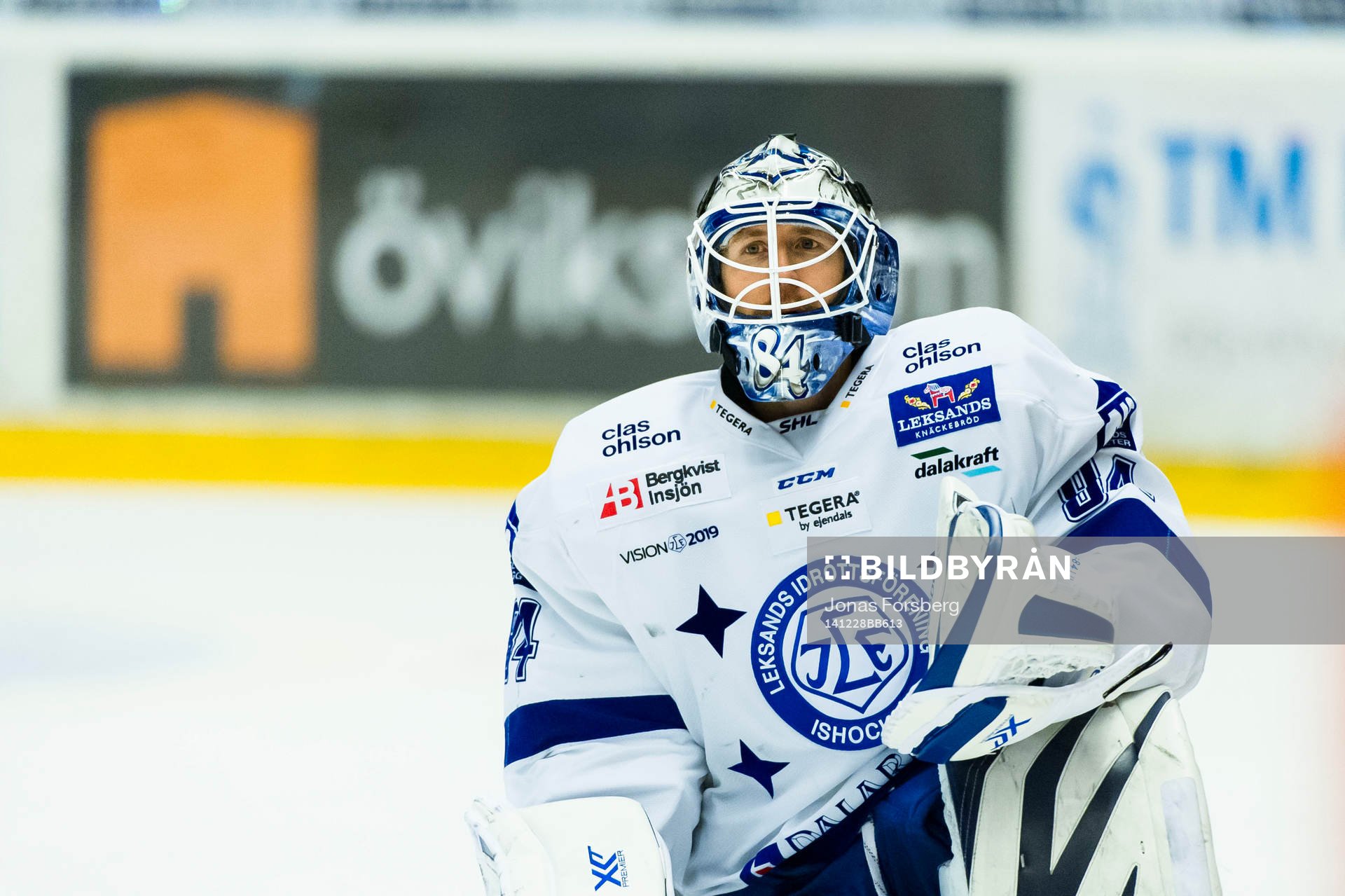 Leksands målvakt Joakim Lundström värmer upp innan