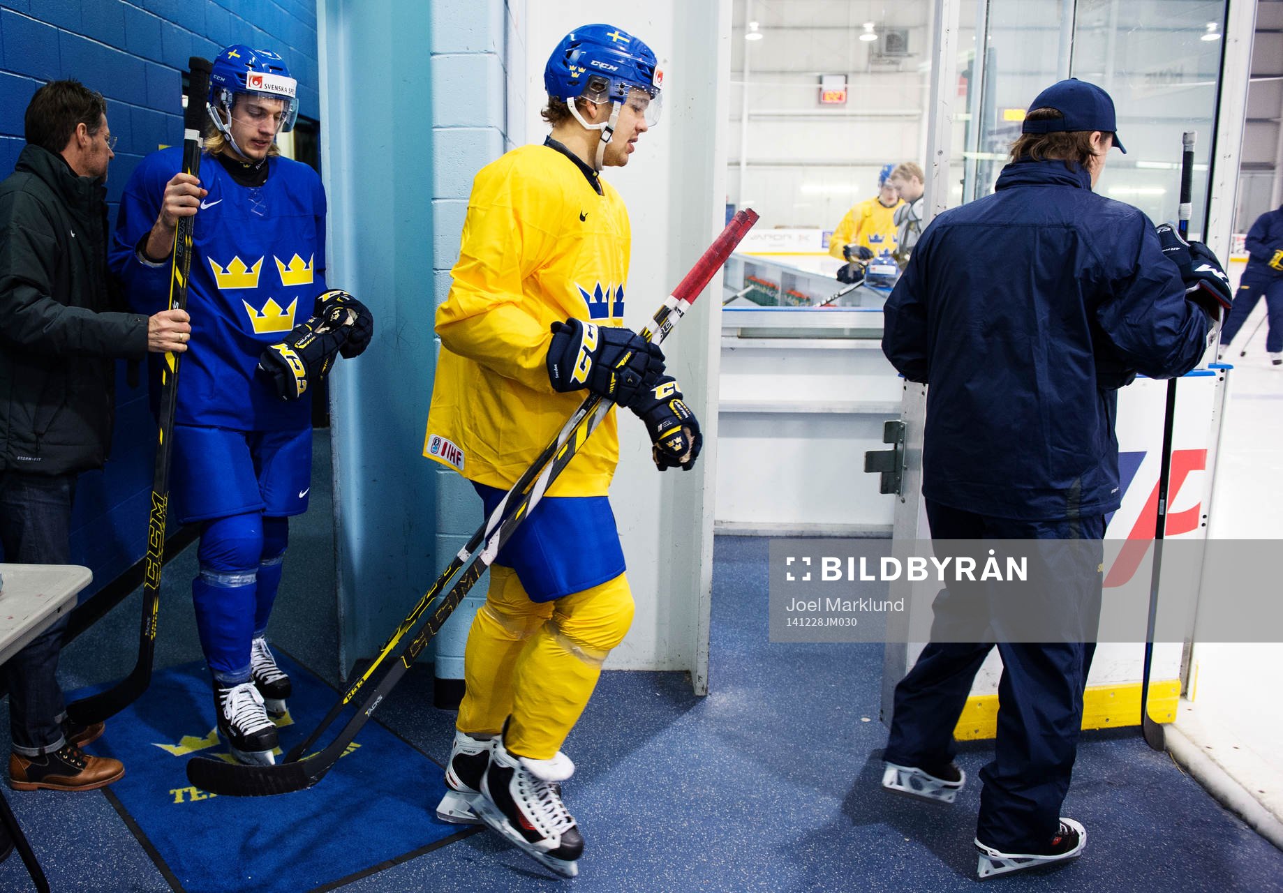 William Lagesson och Axel Holmström på väg in till