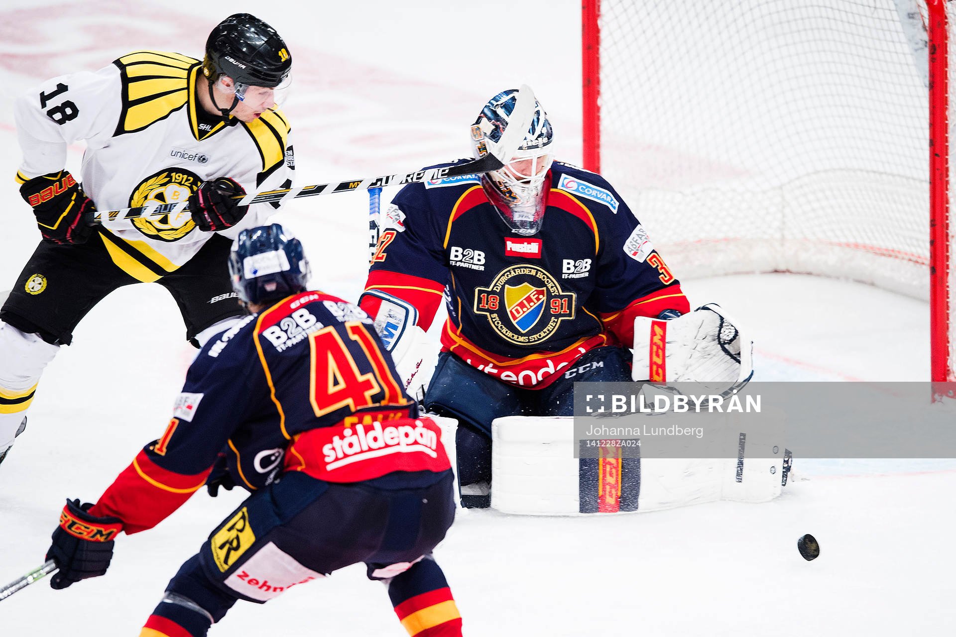 Brynäs Anton Rödin framför Djurgårdens målvakt Mikael