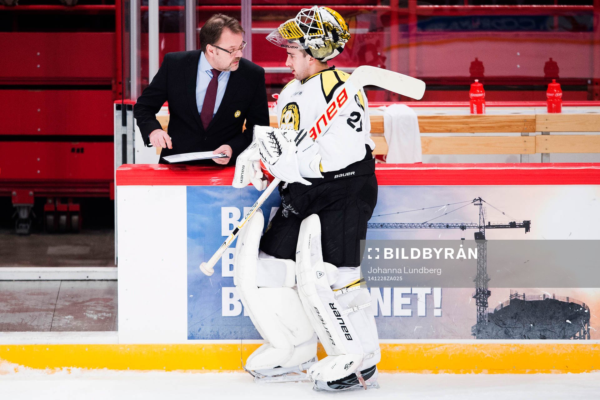 Brynäs målvaktstränare Per-Erik Alcén diskuterar med