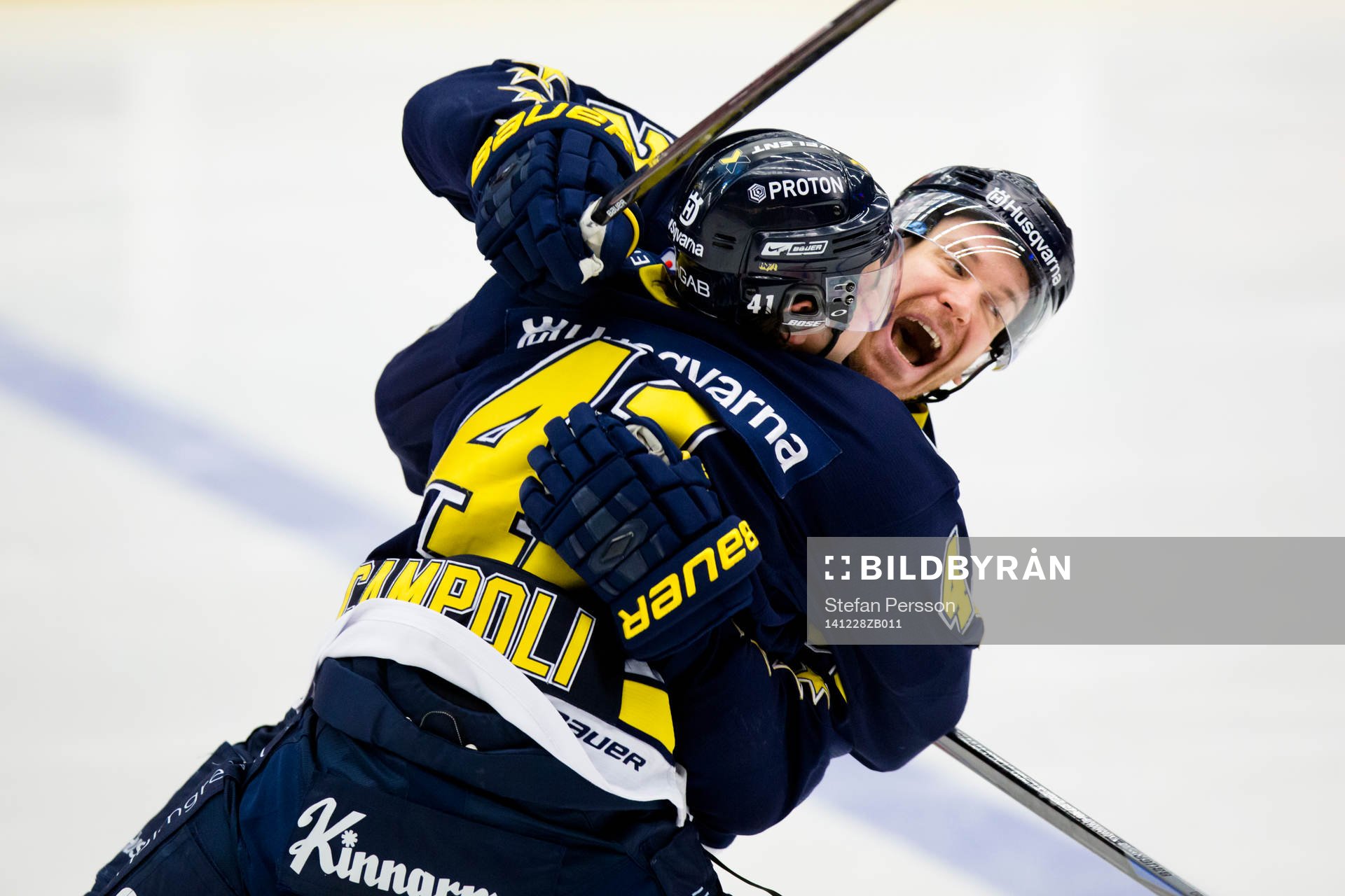 s Chris Campoli och Teemu Laine jublar
