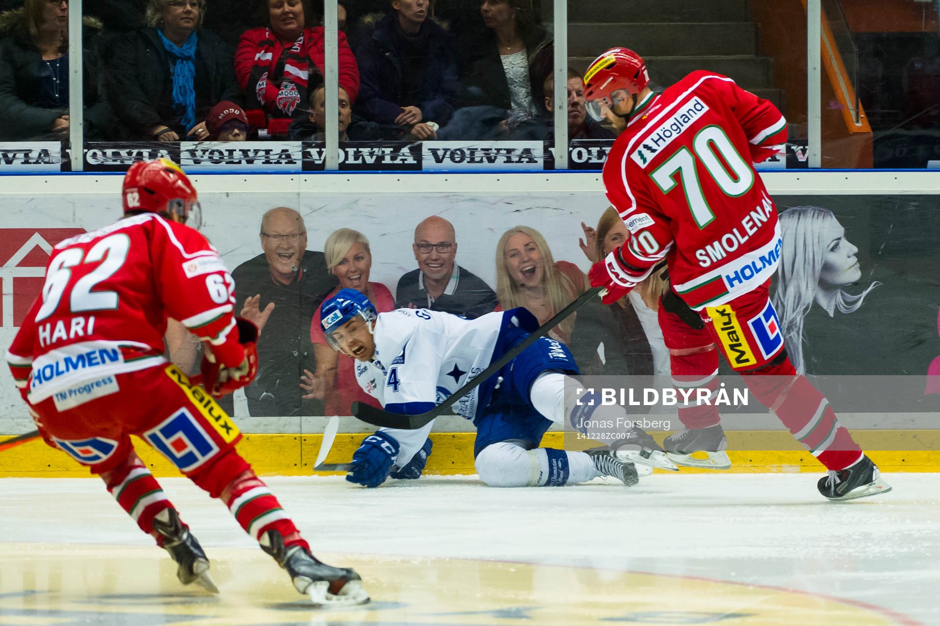 Modos Radek Smolenak tacklar Leksands Robin Gartner