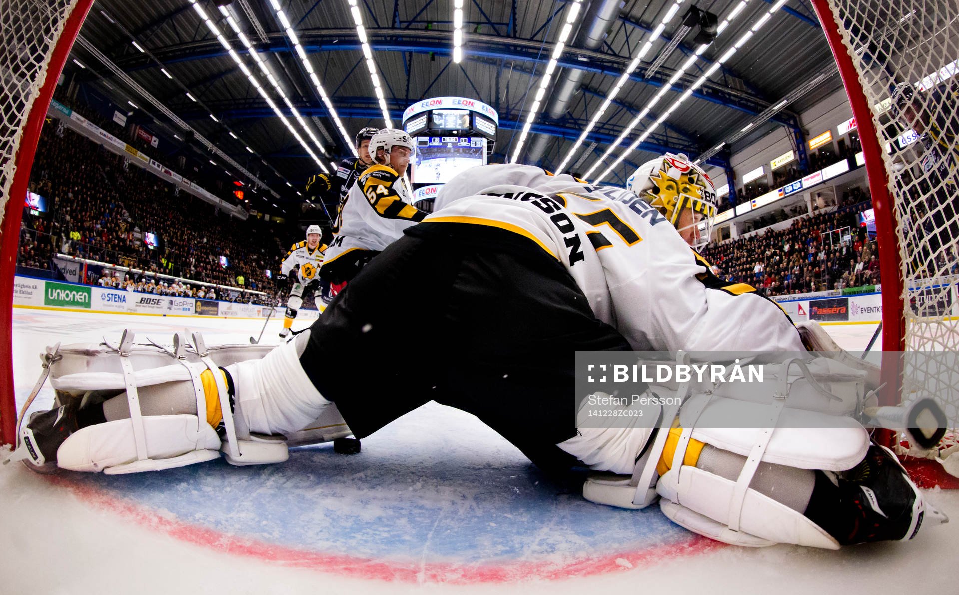 Skellefteås målvakt Markus Svensson med pucken mellan