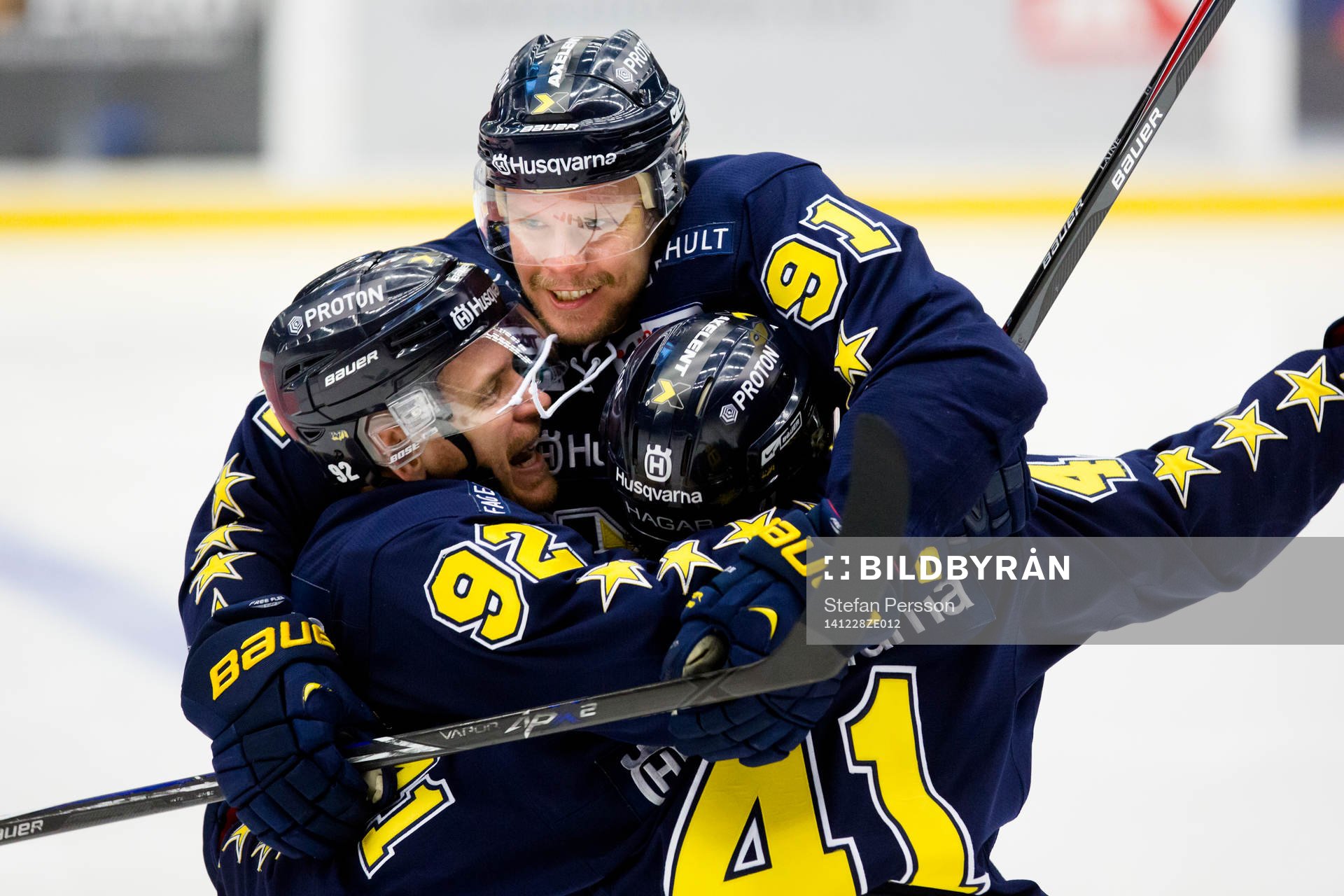s Teemu Laine, Andreas Jämtin och Chris Campoli jublar