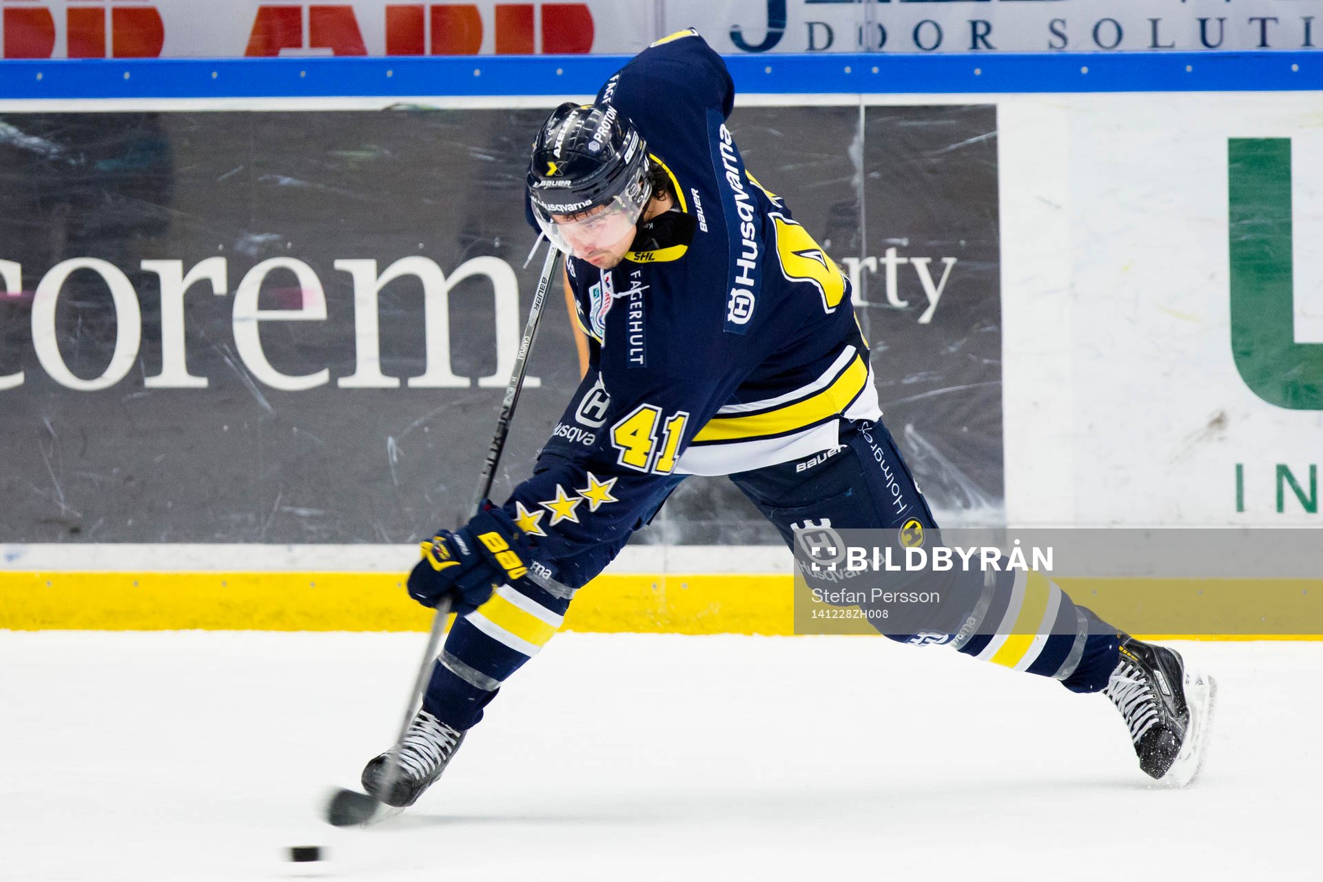 s Chris Campoli skjuter