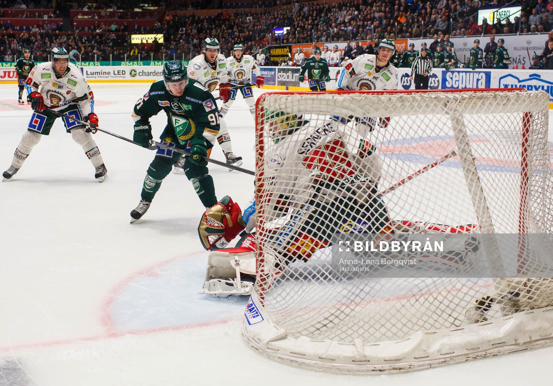 Färjestads Toni Rajala gör mål 5-2 bakom målvakt Linus
