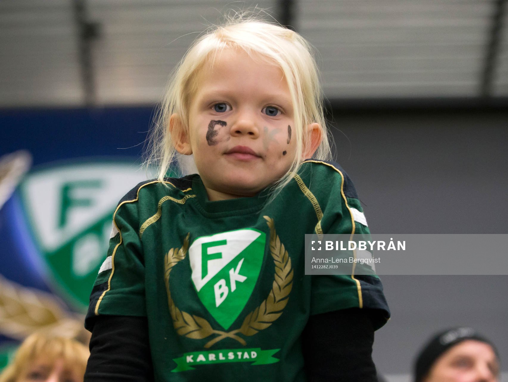 Ung supporter på läktare