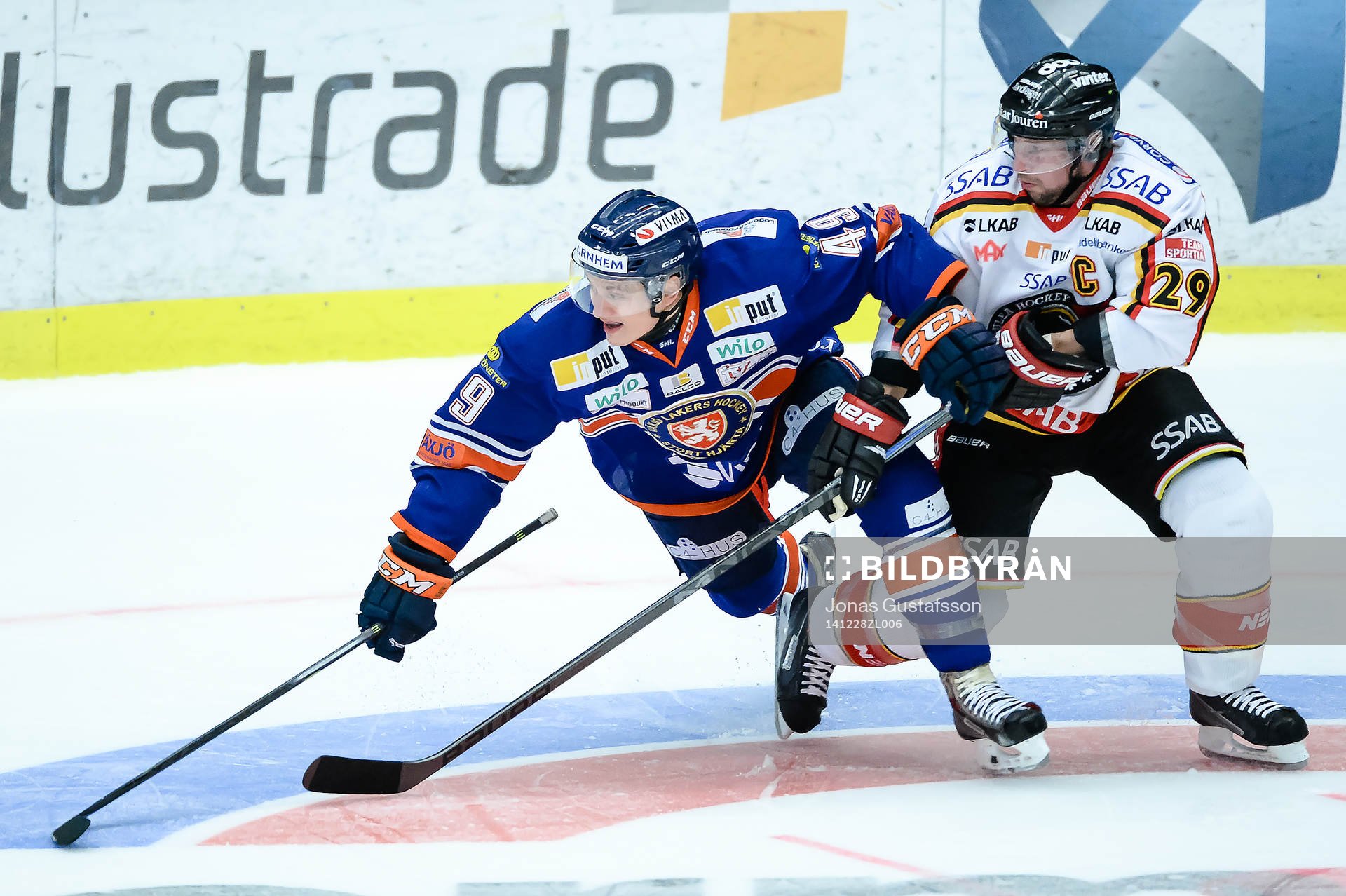 Växjös Rhett Rakhshani i kamp om pucken med Luleås Chris