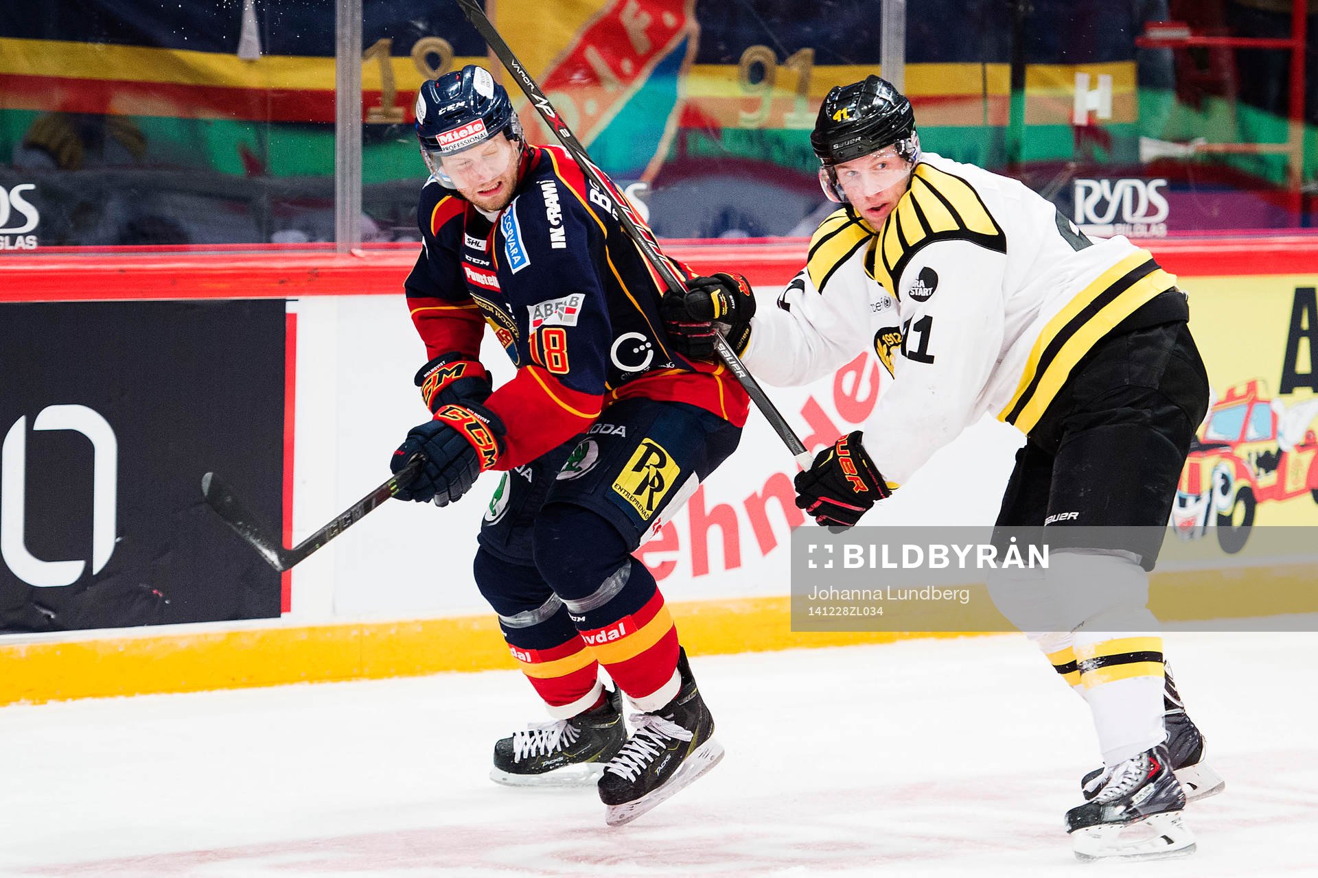 Djurgårdens Michael Holmqvist och Brynäs Greg Scott