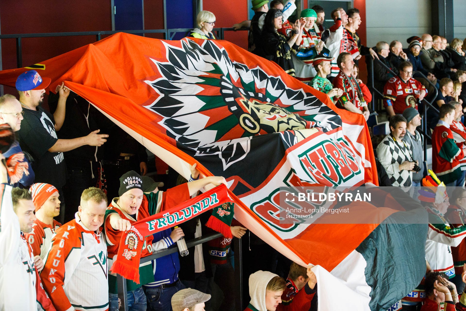 Frölundas supporters med Frölundas flagga jublar