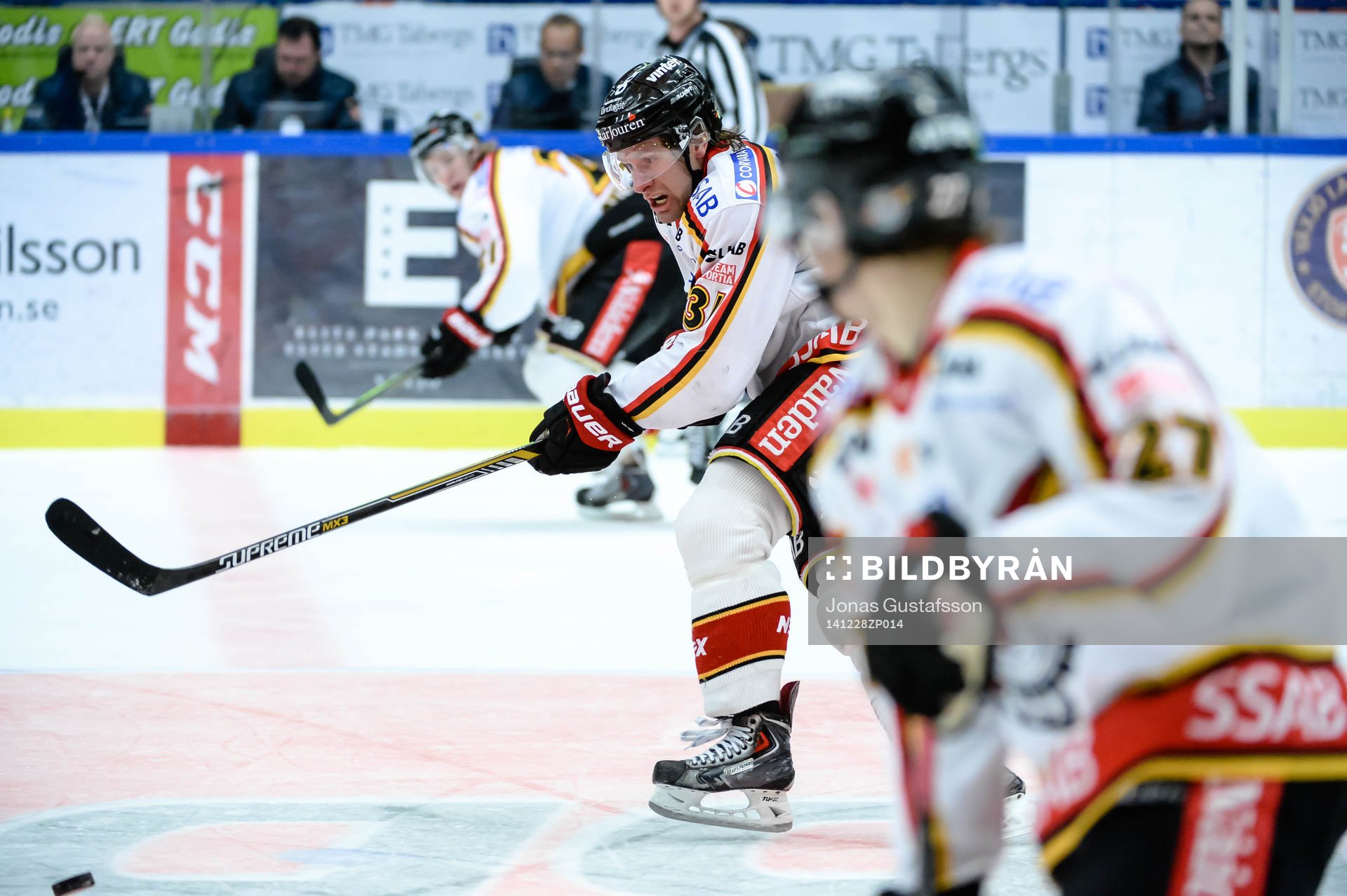 Luleås Jonathan Granström med pucken