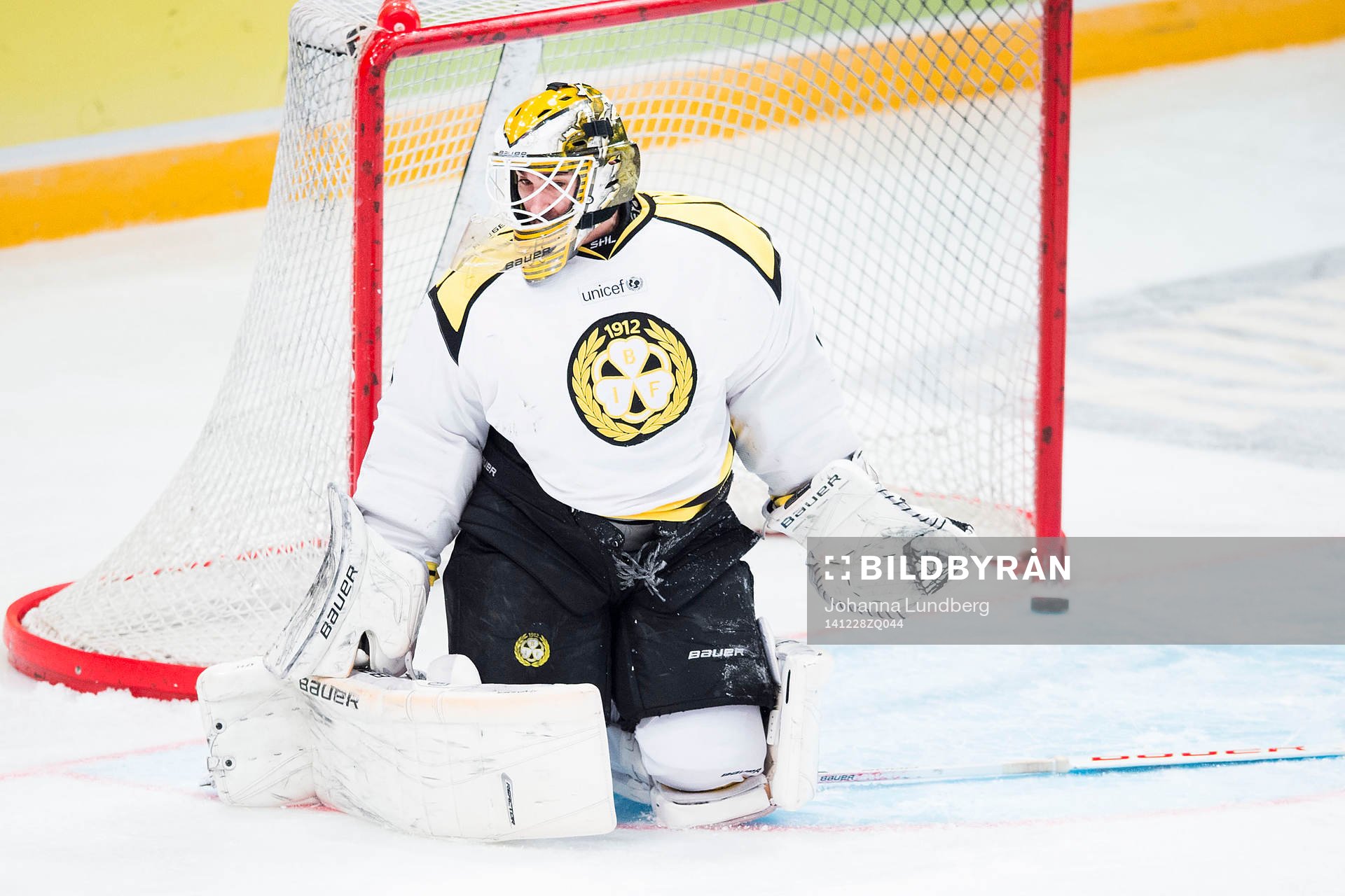 En puck går förbi Brynäs målvakt Bernhard Starkbaum