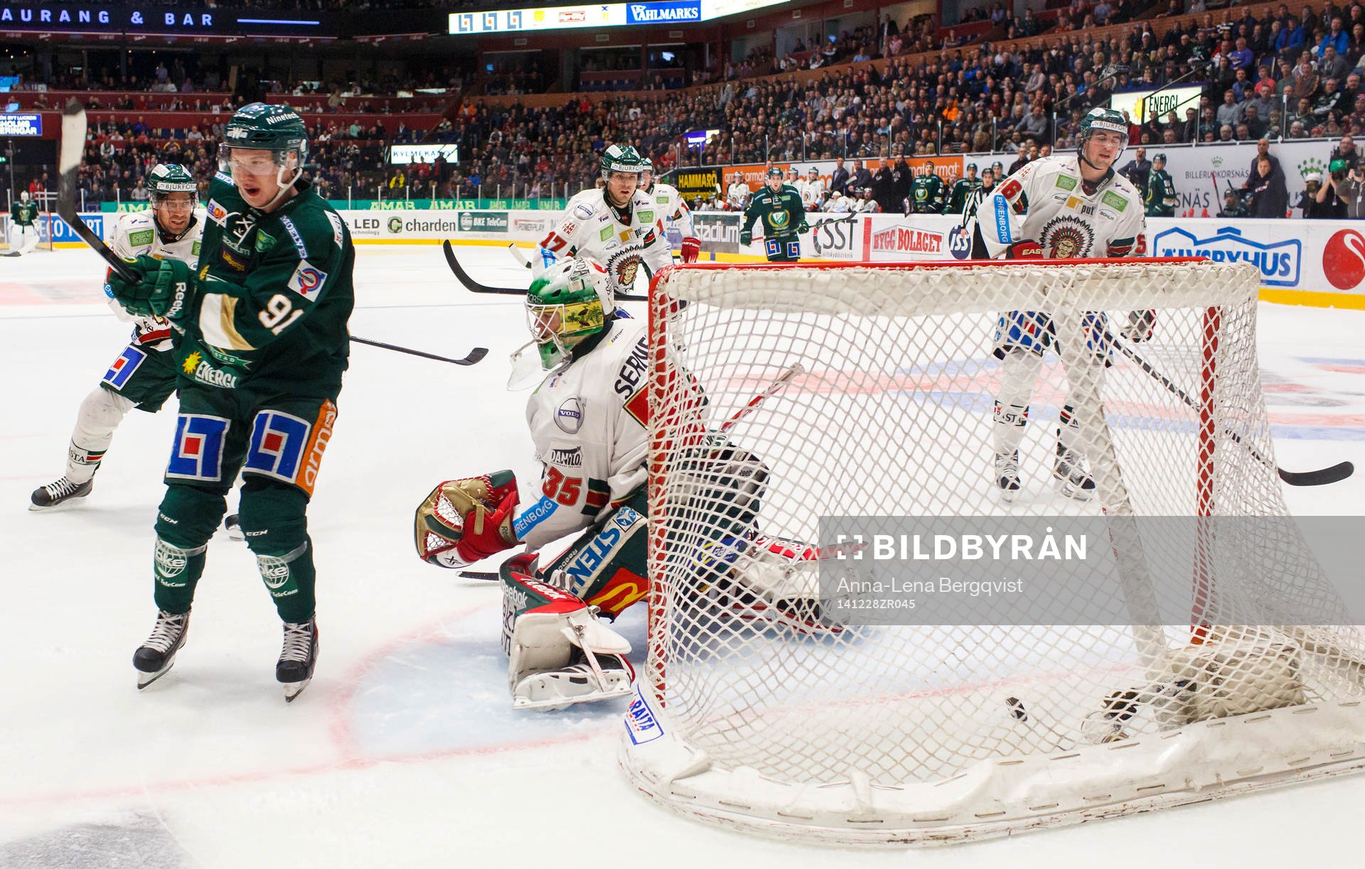 Färjestads Toni Rajala gör mål 5-2 bakom målvakt Linus