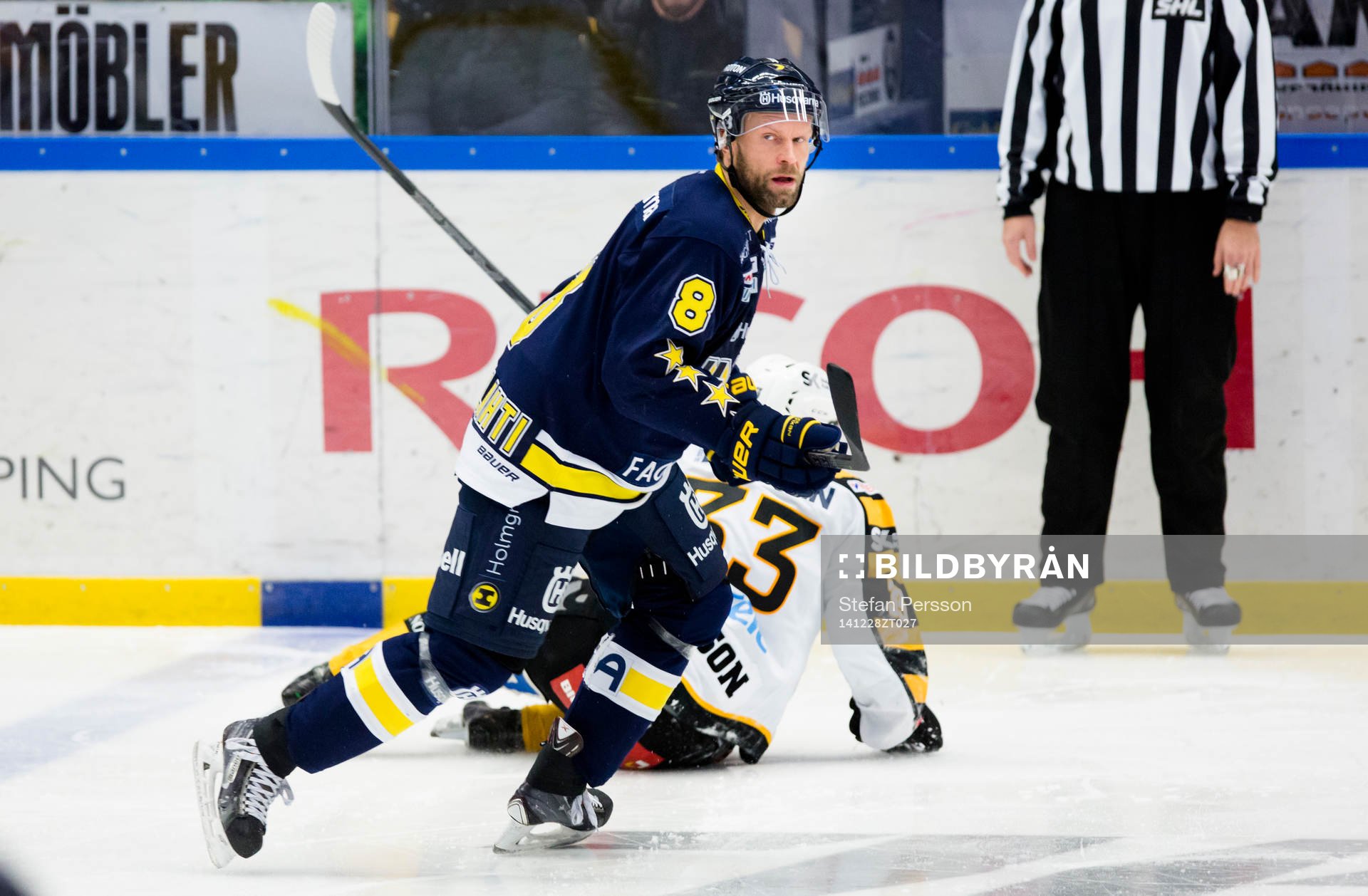 s Jere Karalahti har tacklat omkull Skellefteås Sebastian