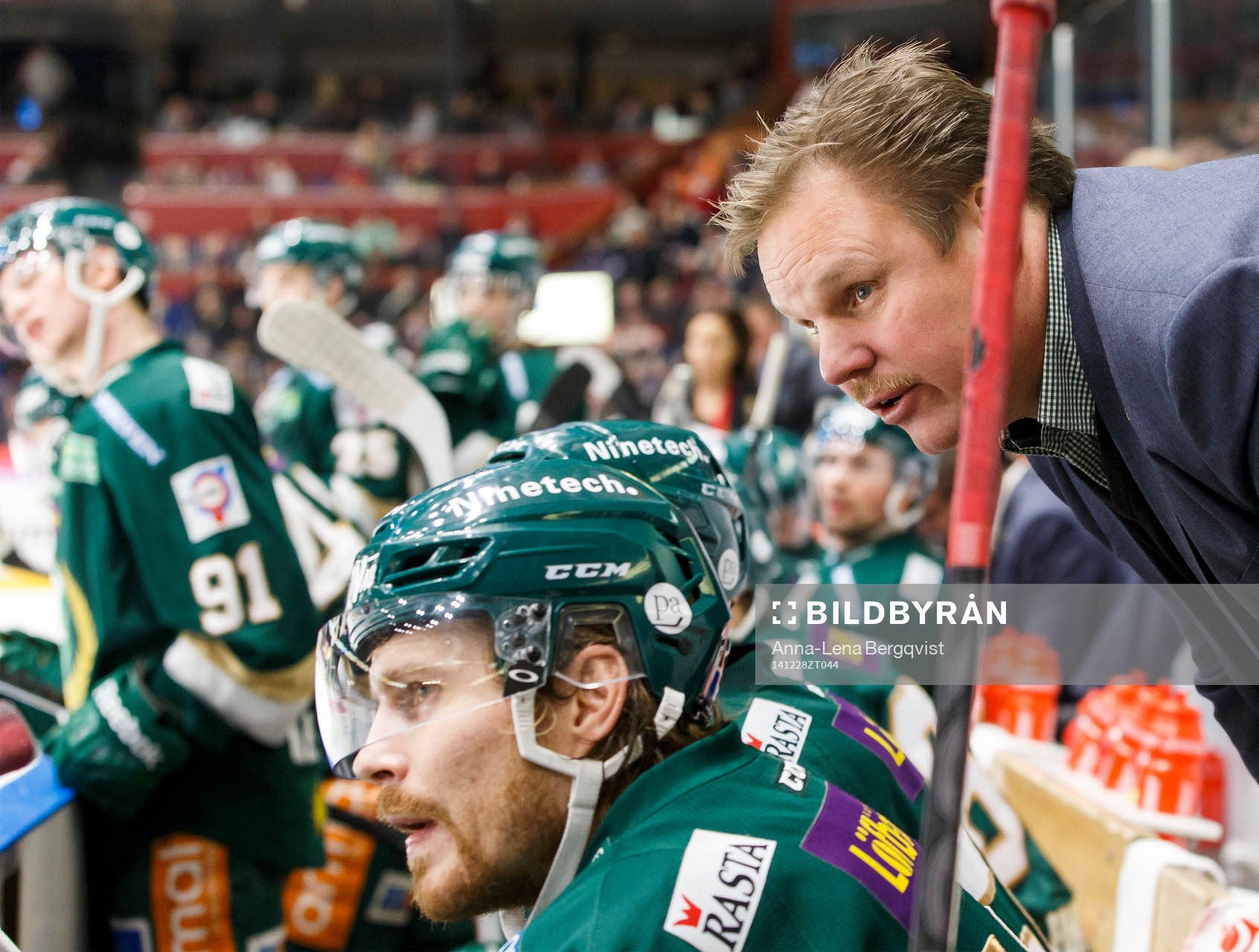 Färjestads ass.tränare Leif Carlsson pratar med Anssi
