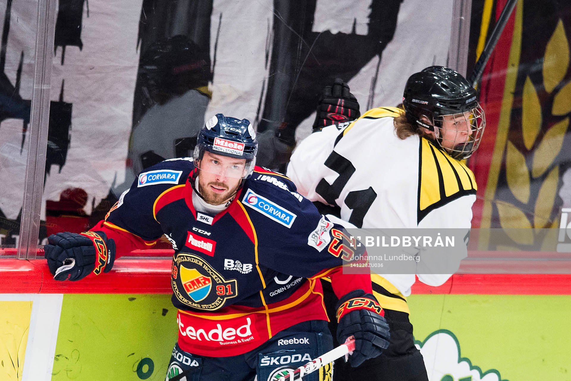 Djurgårdens Mikael Ahlén och Brynäs Lucas Carlsson