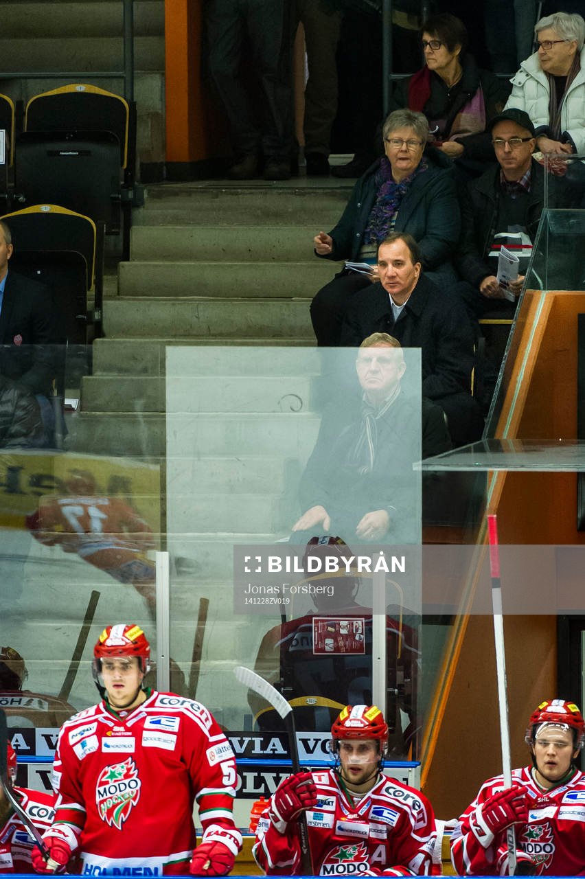 statsminister Stefan Löfven sitter bakom modos bås