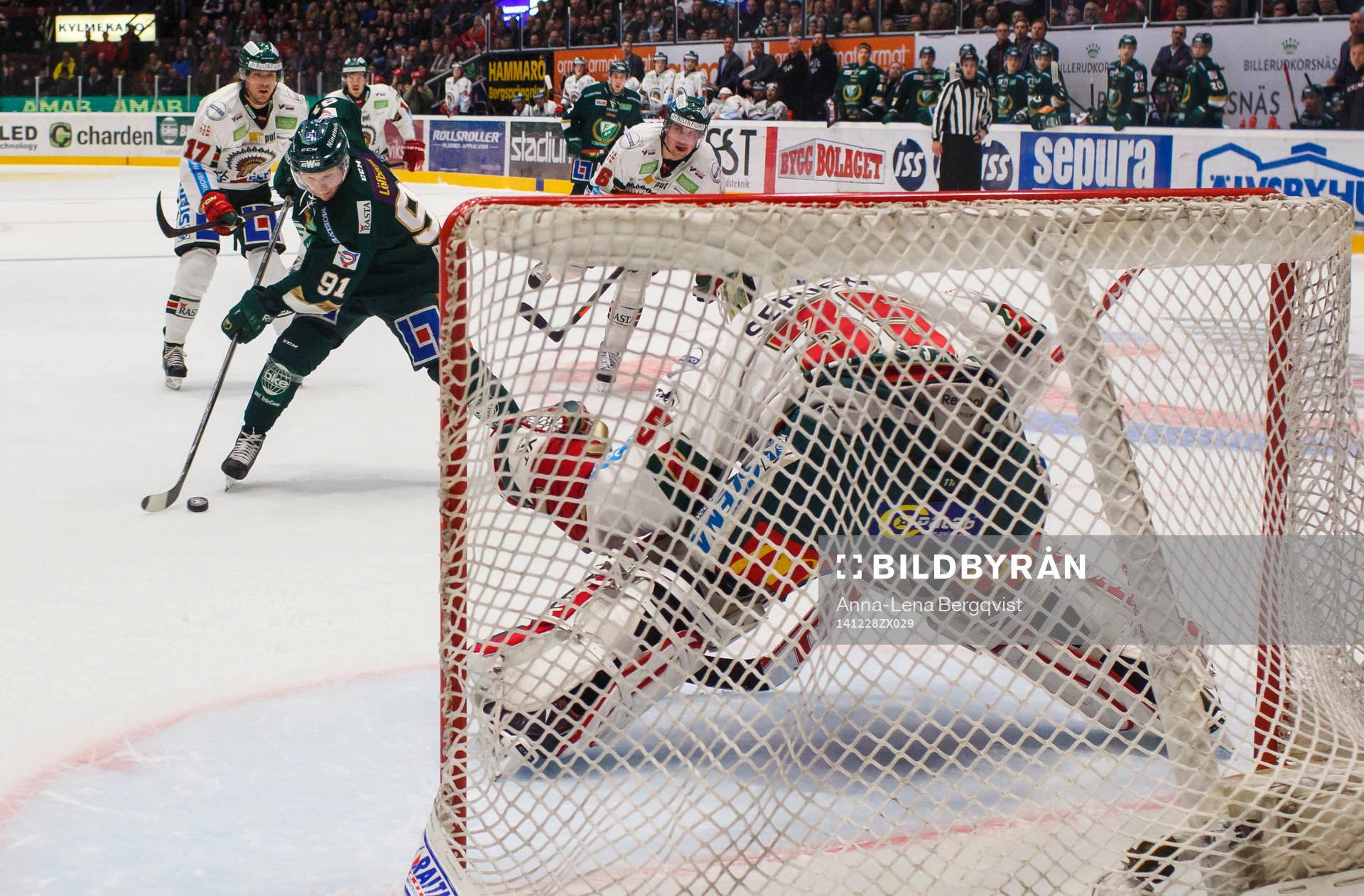 Färjestads Toni Rajala gör mål 5-2 bakom målvakt Linus
