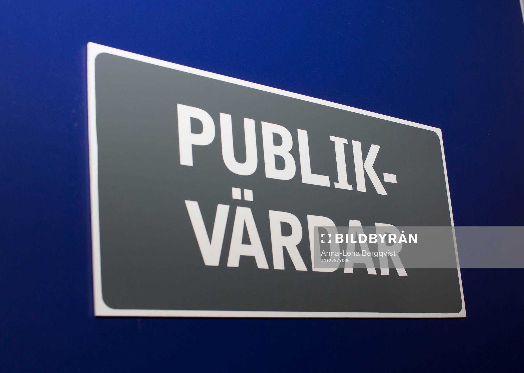 Dörr med skylt Publikvärdar