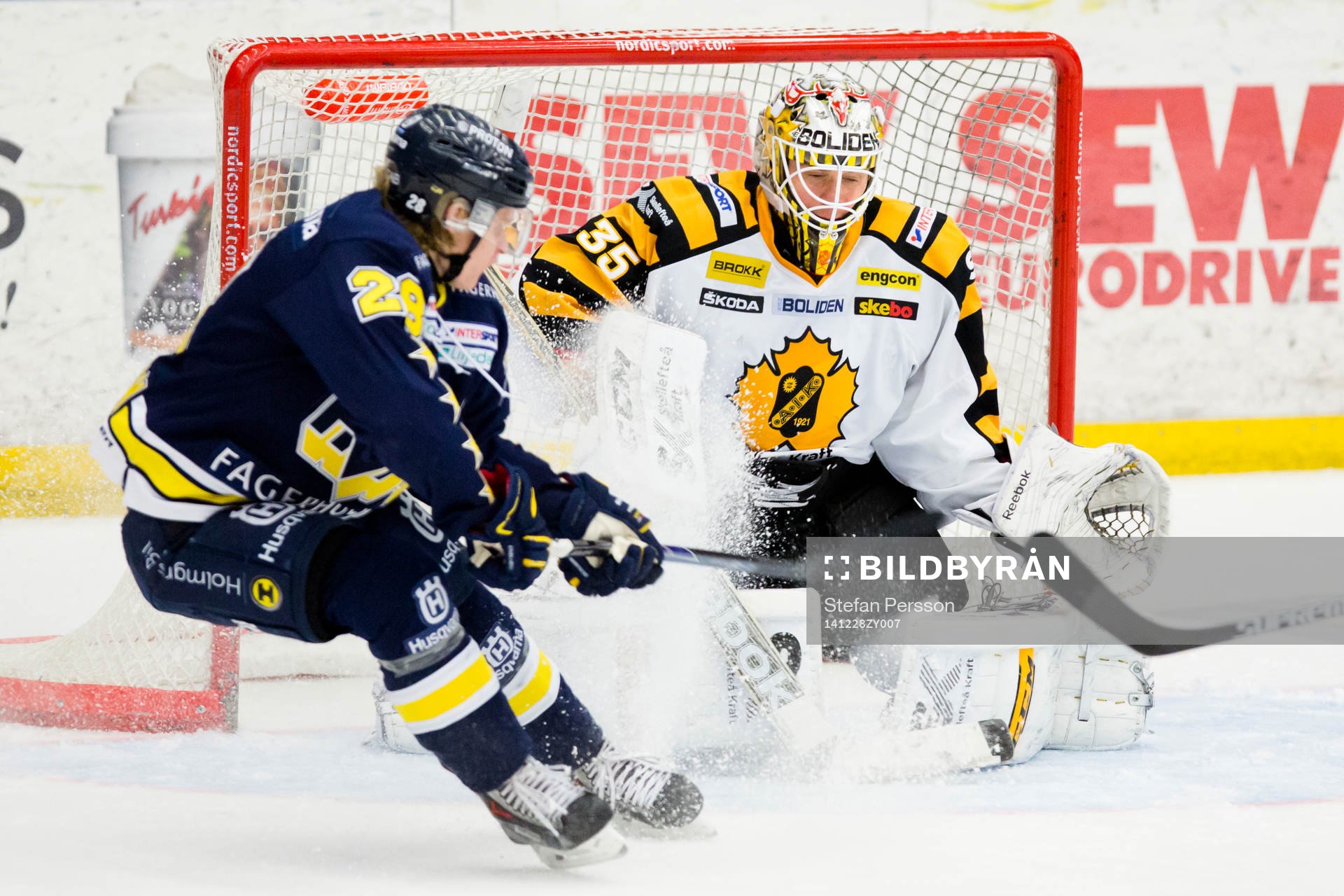 s Anton Bengtsson gör 2-1 mot Skellefteås målvakt Markus