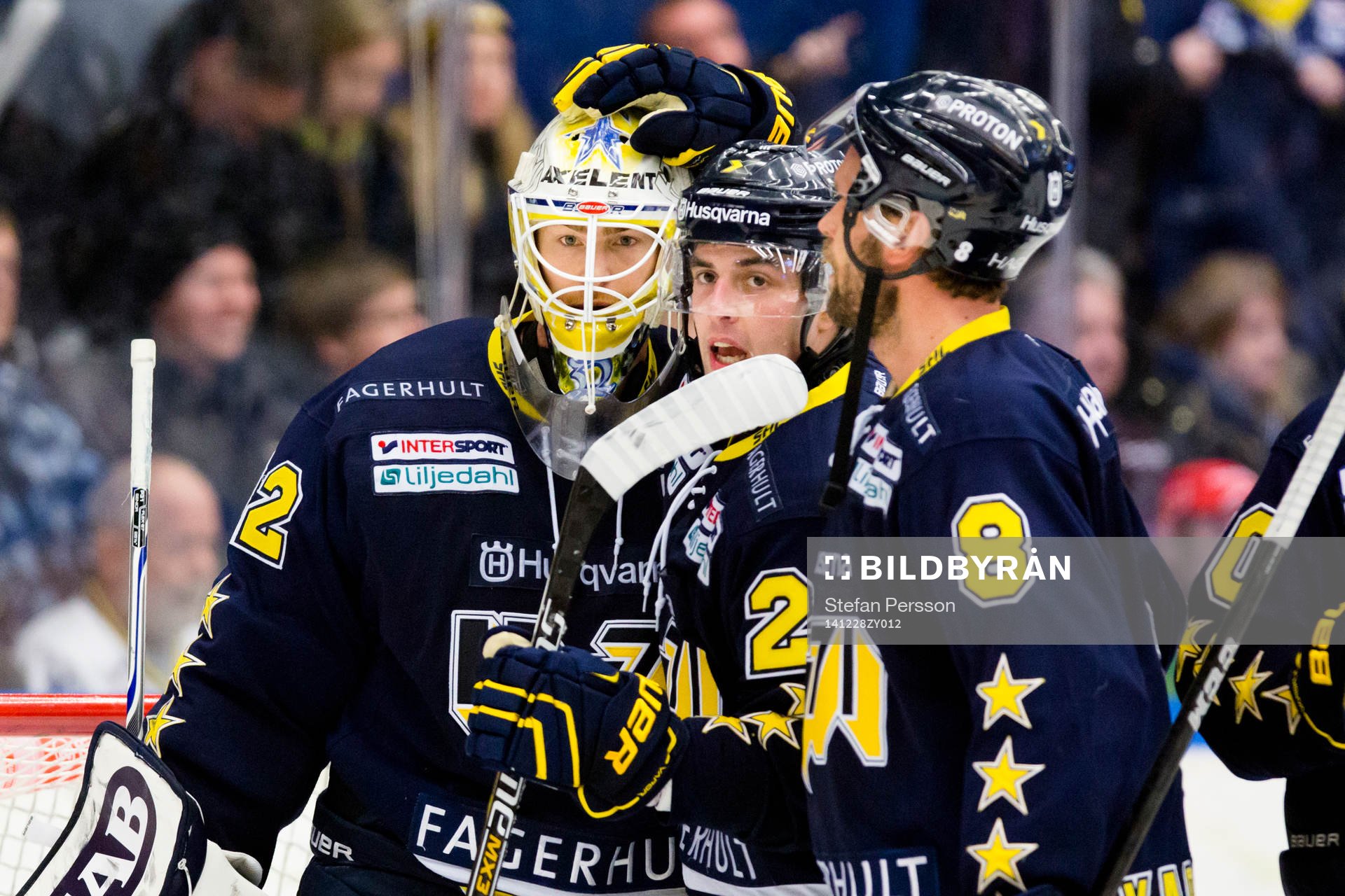 s målvakt Gustaf Wesslau klappas om av HV71:s Riley