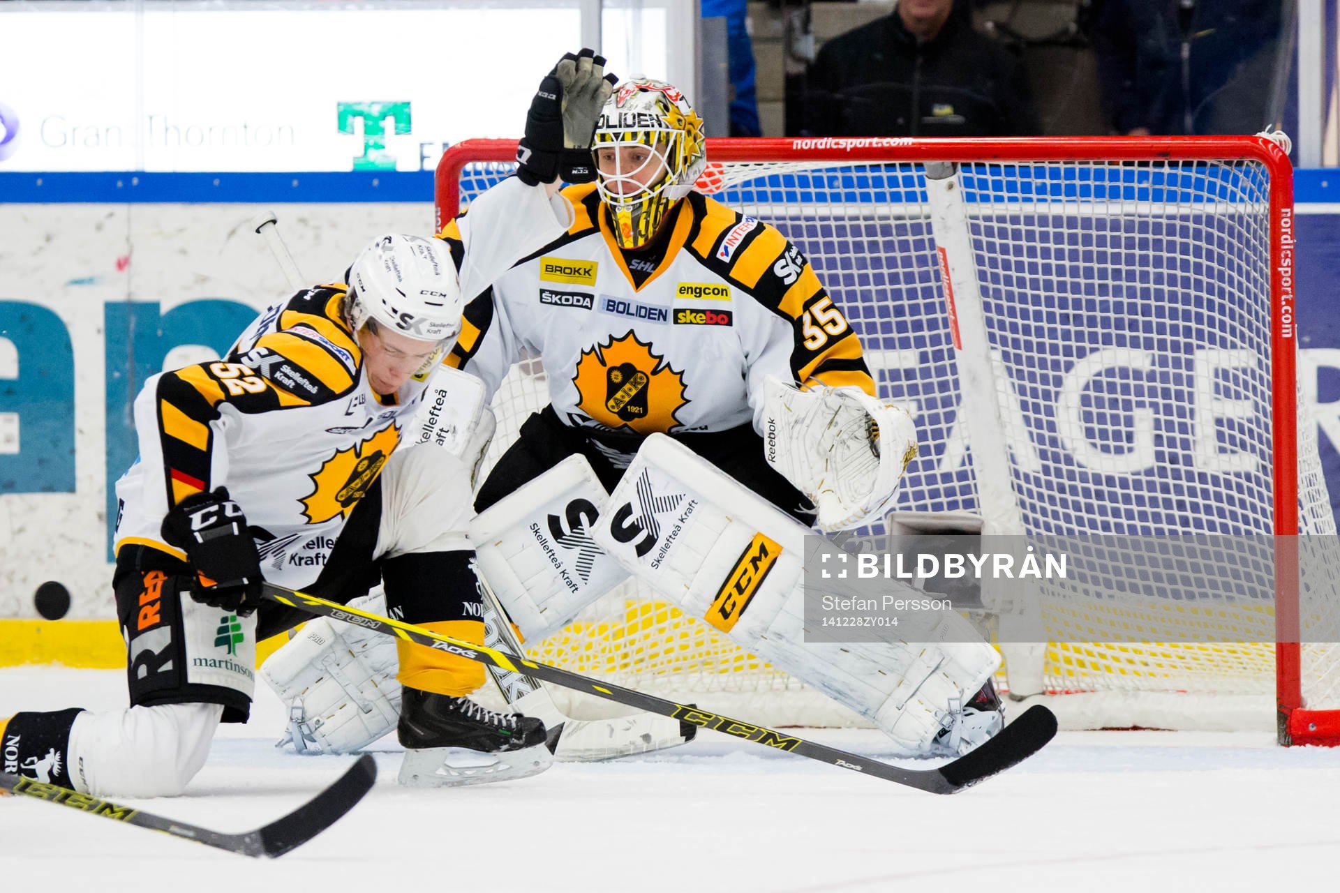 Skellefteås Arvid Lundberg täcker skott framför målvakt