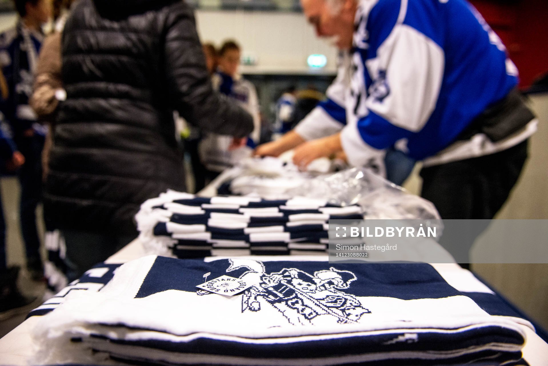 Halsdukar till salu i entrén före ishockeymatchen i SHL