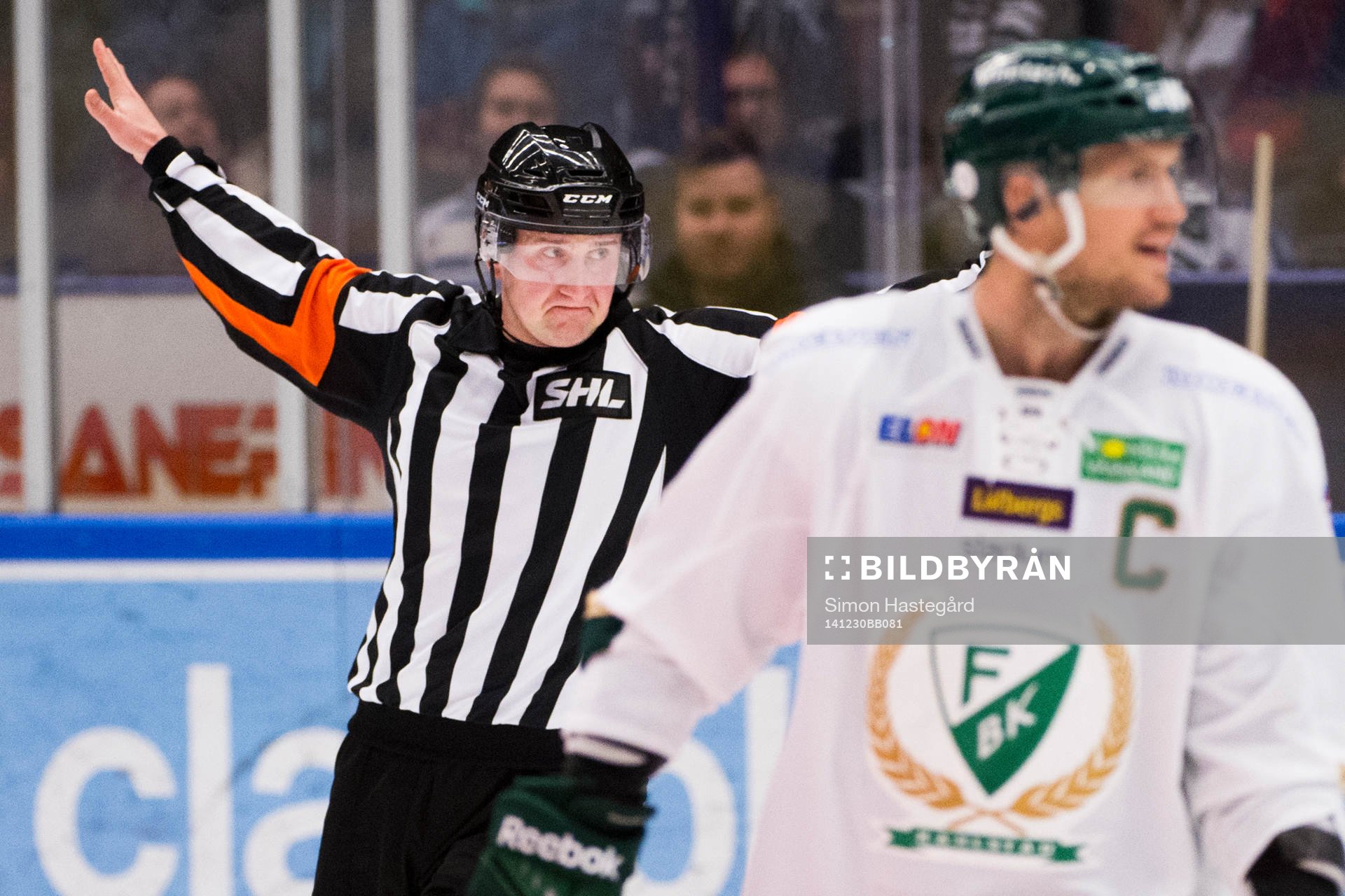 i141230 Domaren Christoffer Karlsson dömer bort mål för