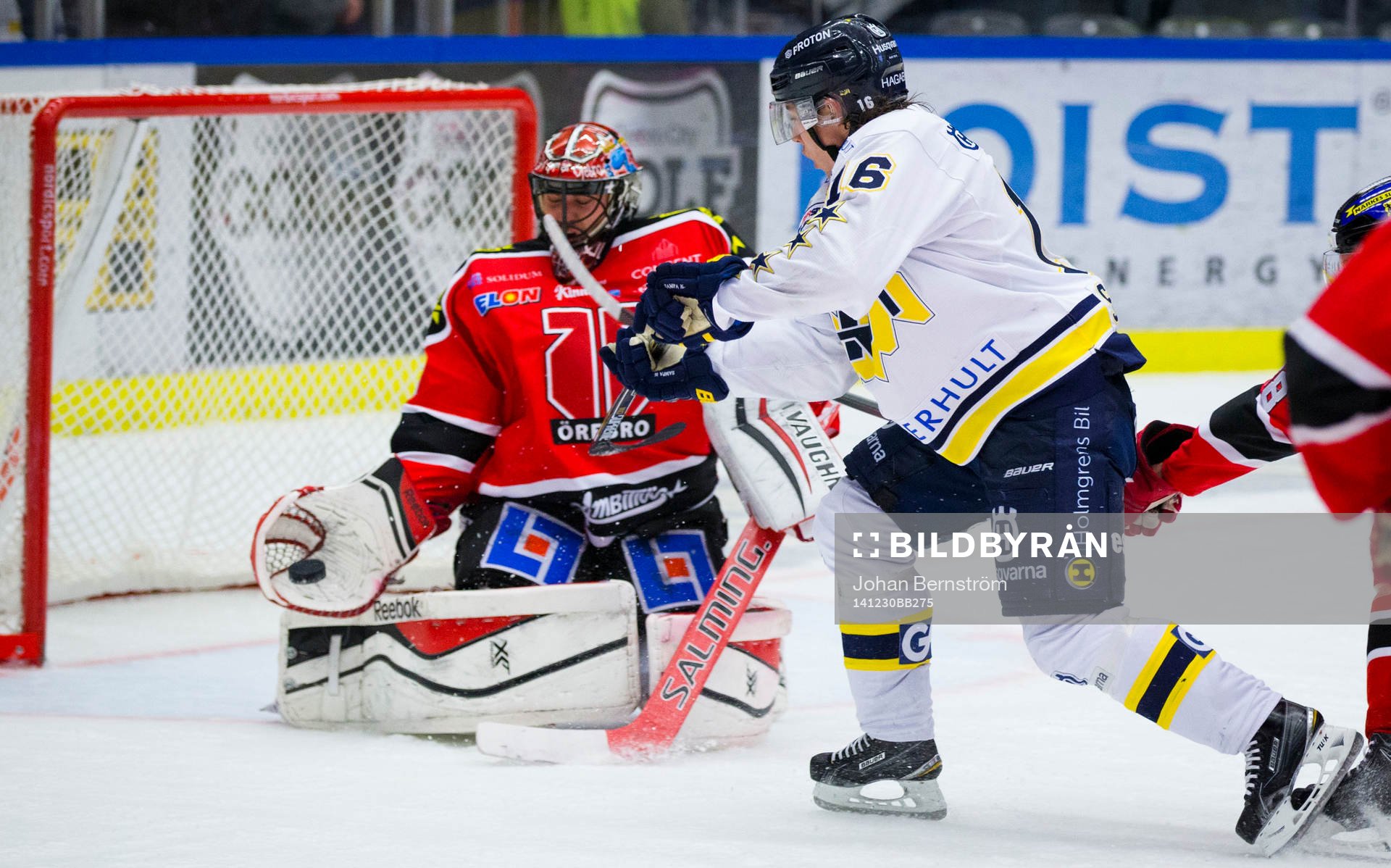s Filip Sandberg skjuter och Örebros målvakt Julius