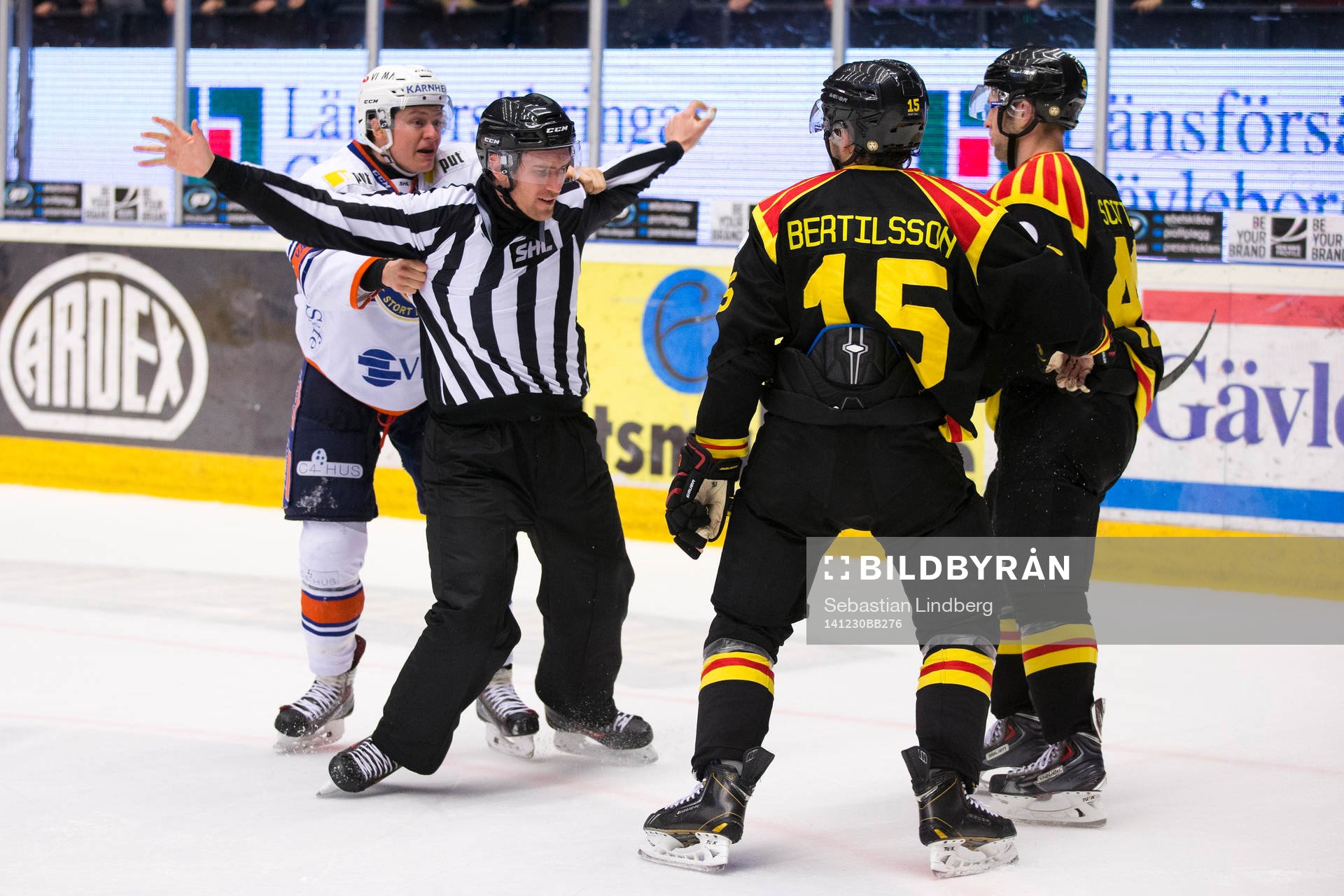 Slagsmål mellan Växjös Rhett Rakhshani och Brynäs Simon