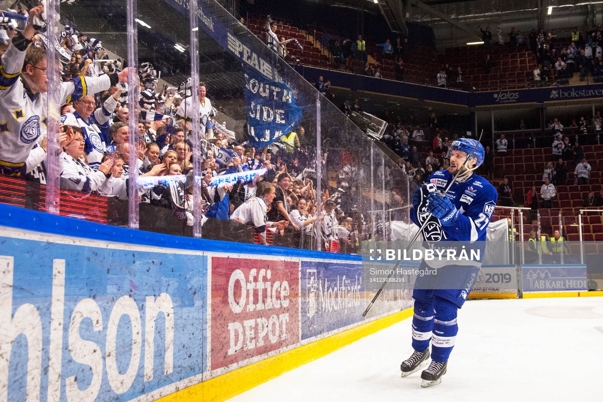 Leksands Viktor Mårtensson jublar med publiken