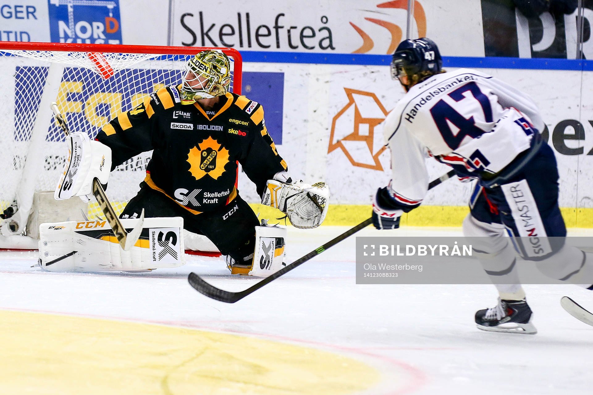 Skellefteås målvakt Erik Hanses räddar ett skott från
