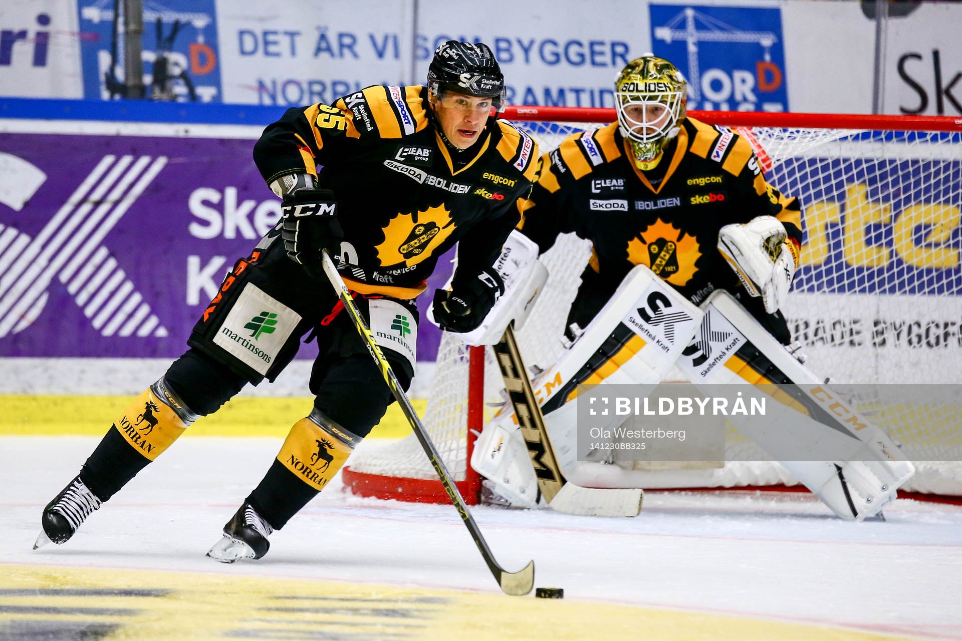 Skellefteås Martin Sevc och målvakt Erik Hanses