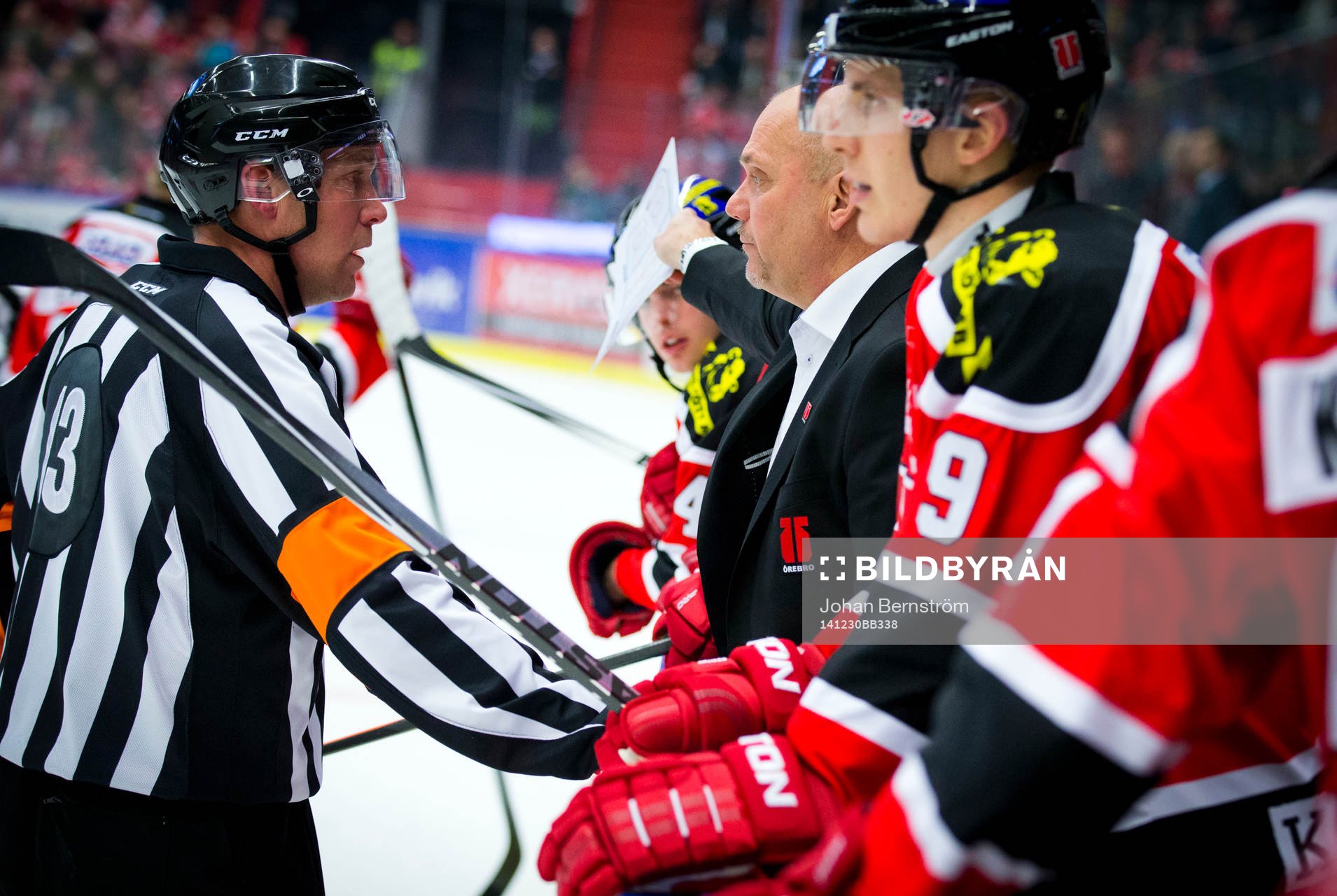 s Chris Campoli och får matchstraff för boarding och