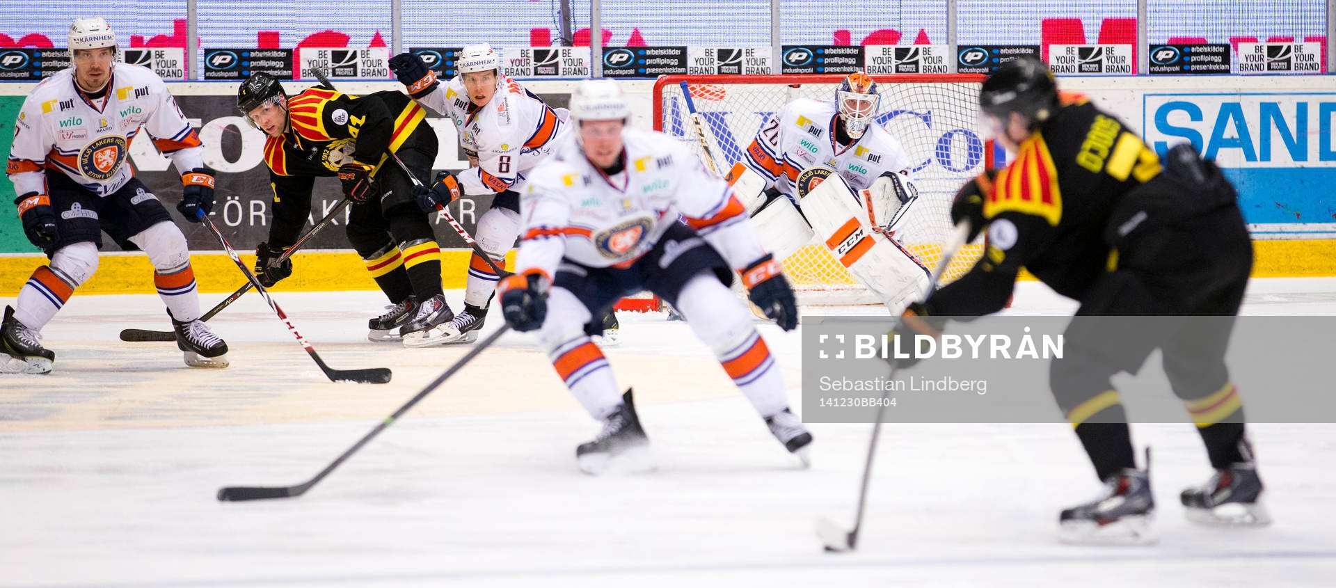 Brynäs anfaller och Växjös målvakt Stefan Steen