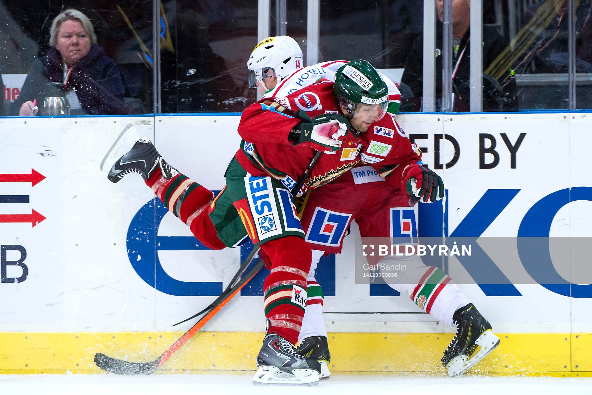 Frölundas Joel Lundqvist tacklar en Modospelare