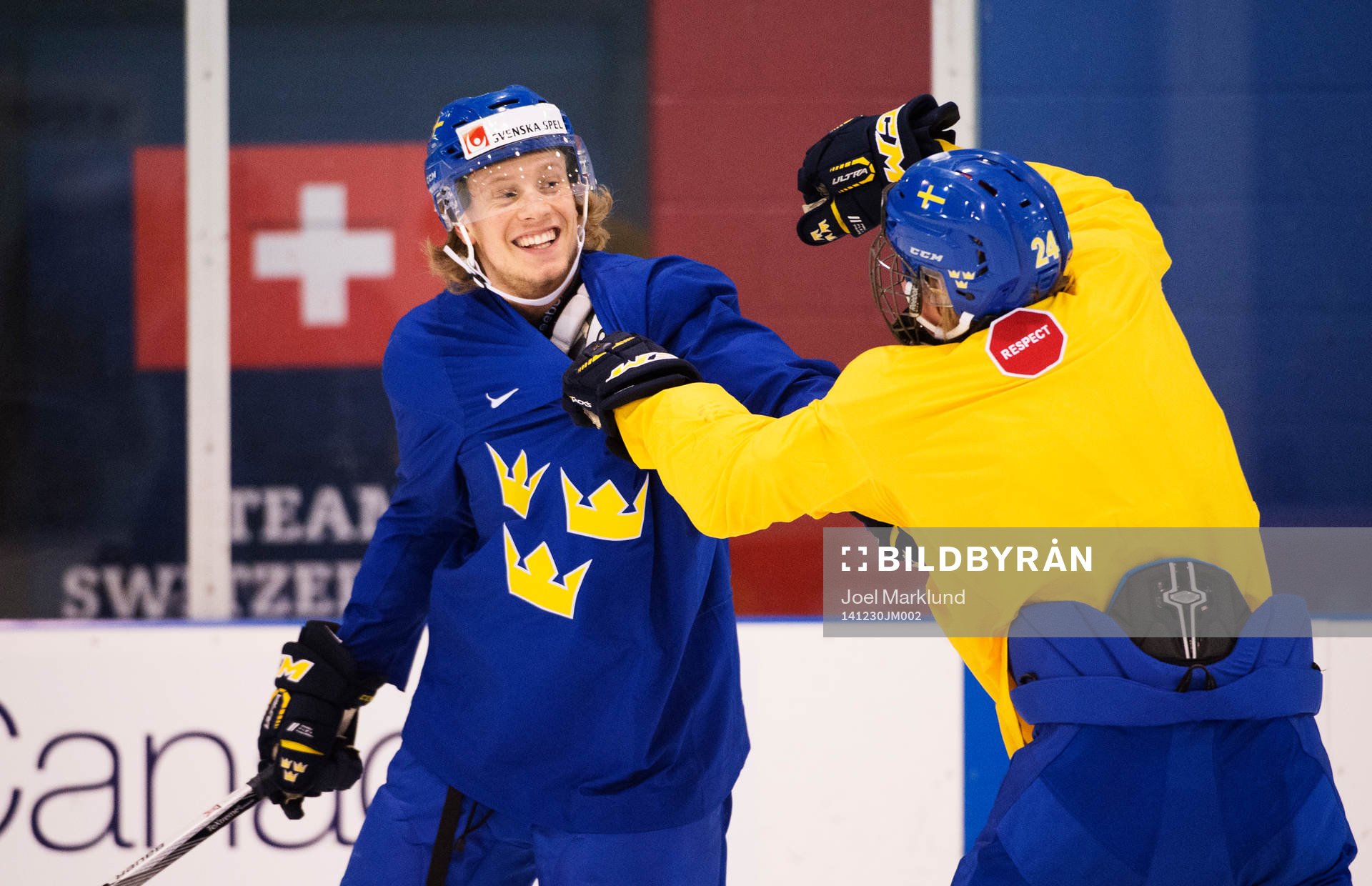 Jacob de la Rose och Jens Lööke skojar med varandra på