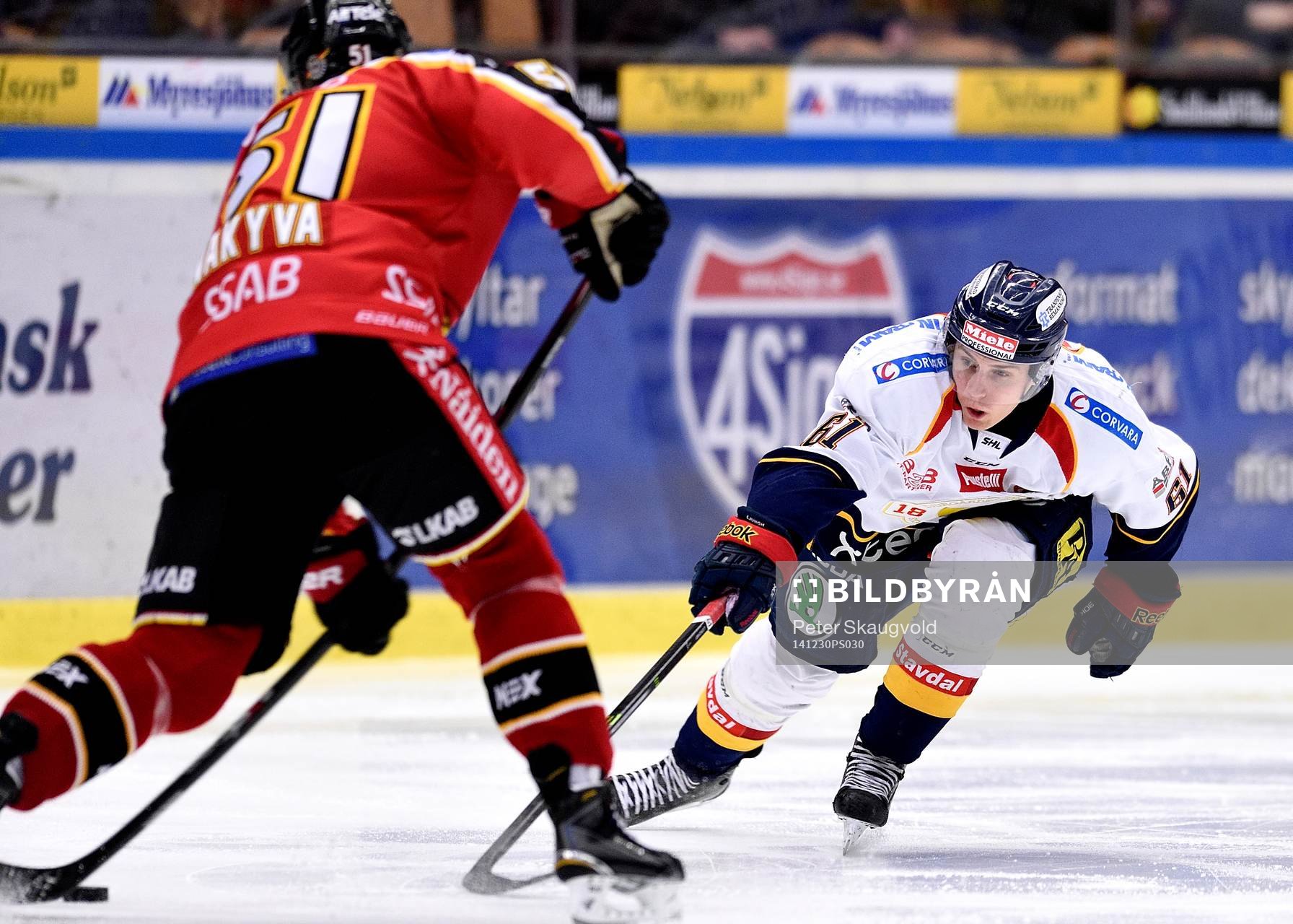 Djurgårdens Markus Ljung försöker komma åt pucken