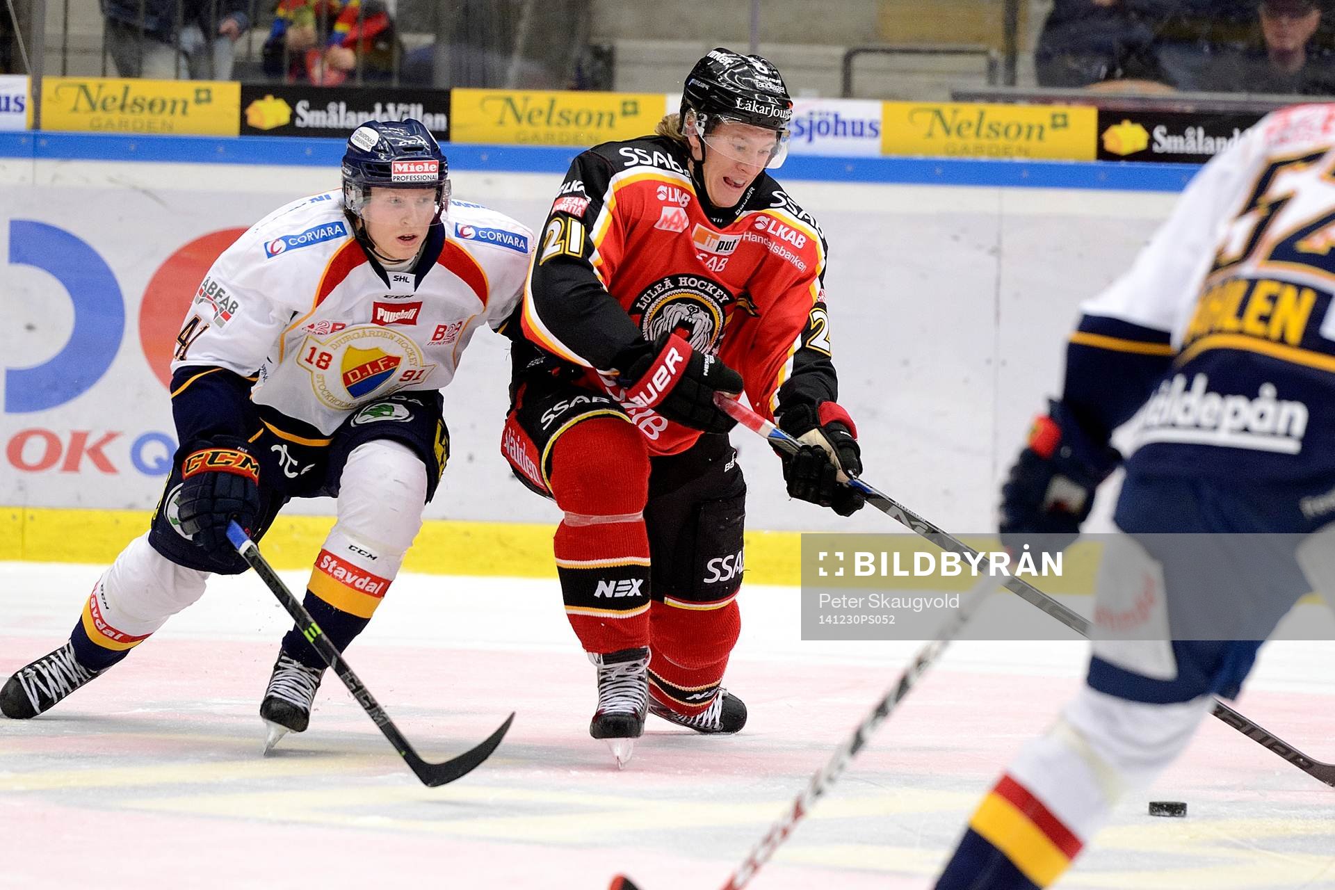 Luleås Emil Sylvegård i kamp om pucken med Djurgårdens