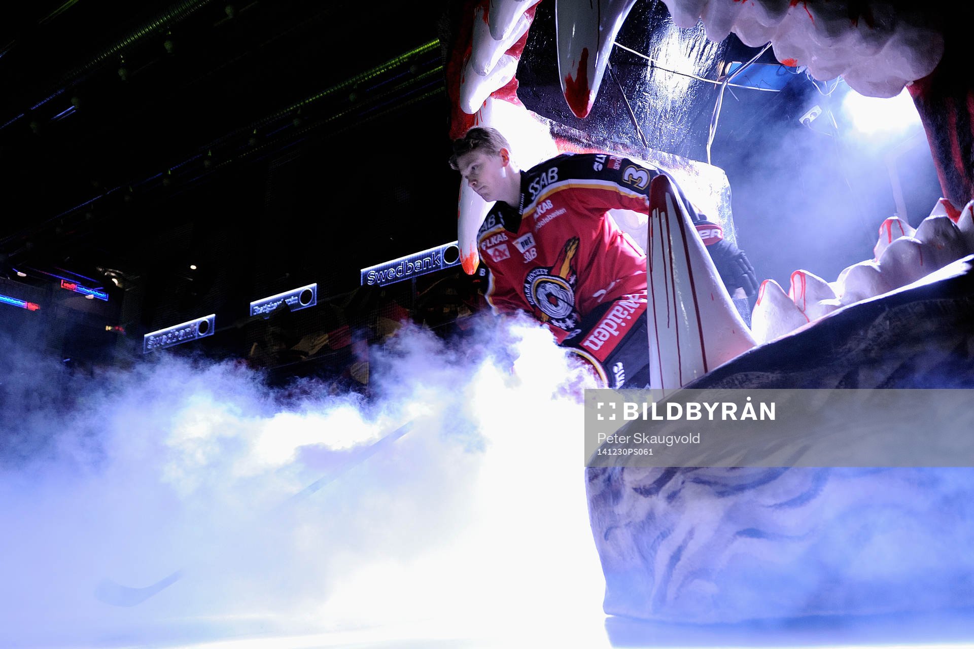 Luleås Lars Bryggman gör entre genom björngapet