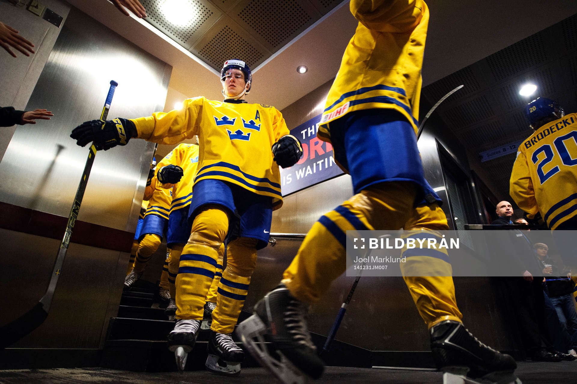Sveriges Robert Hägg gör entré till ishockeymatchen i