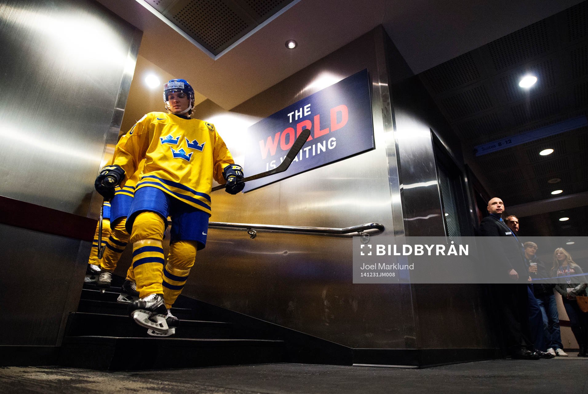 Sveriges Adam Brodecki gör entré till ishockeymatchen i