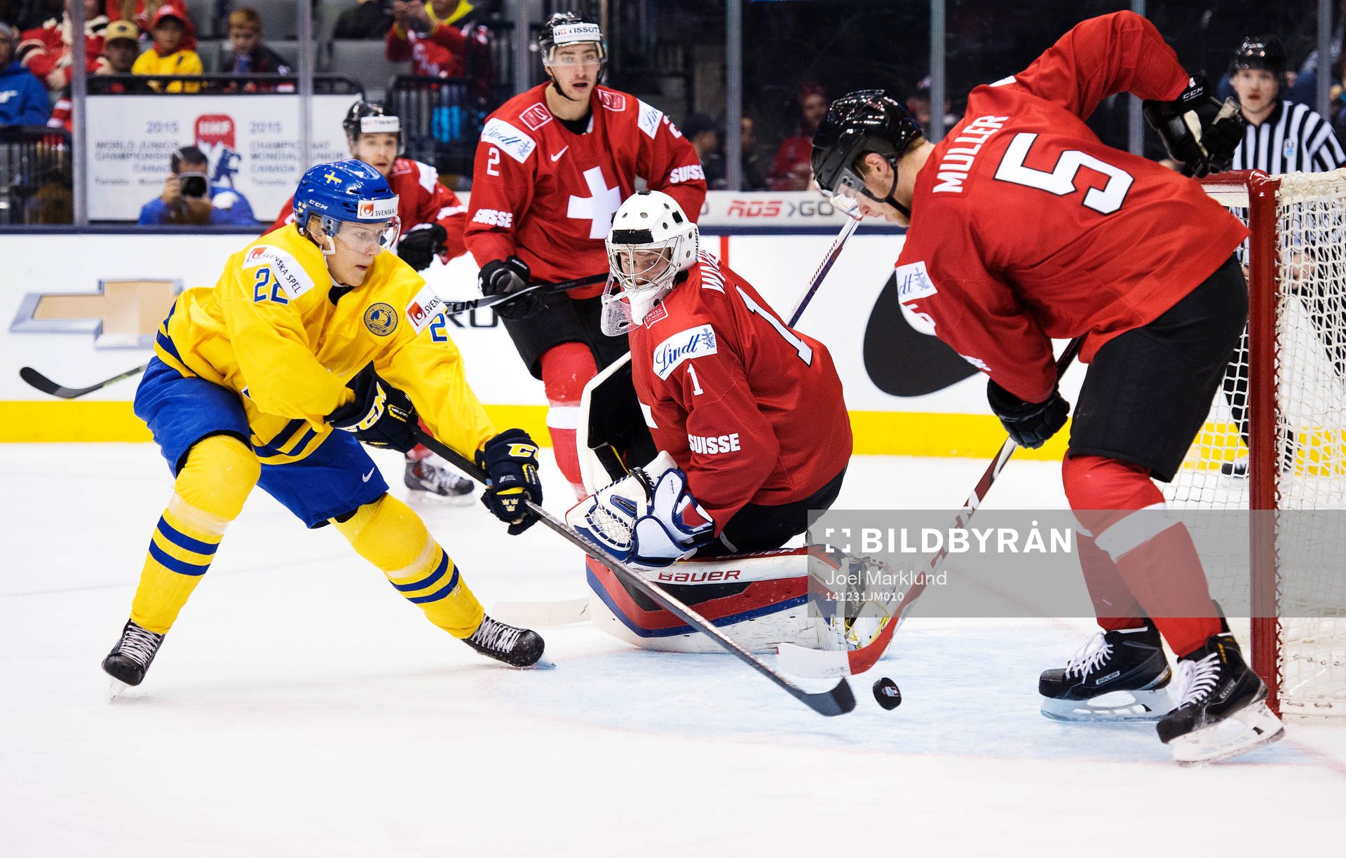 Sveriges Oskar Lindblom skjuter in 1-3 bakom Schweiz